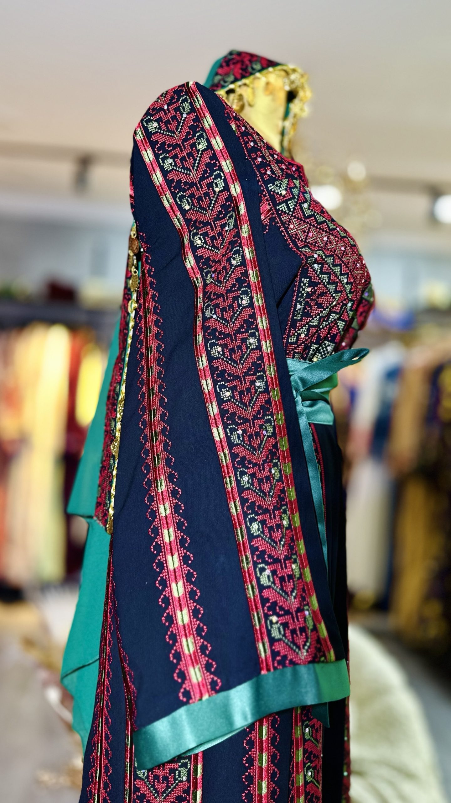 ثوب فخم وثقيل بلون الخمري والاخضر - Image 4