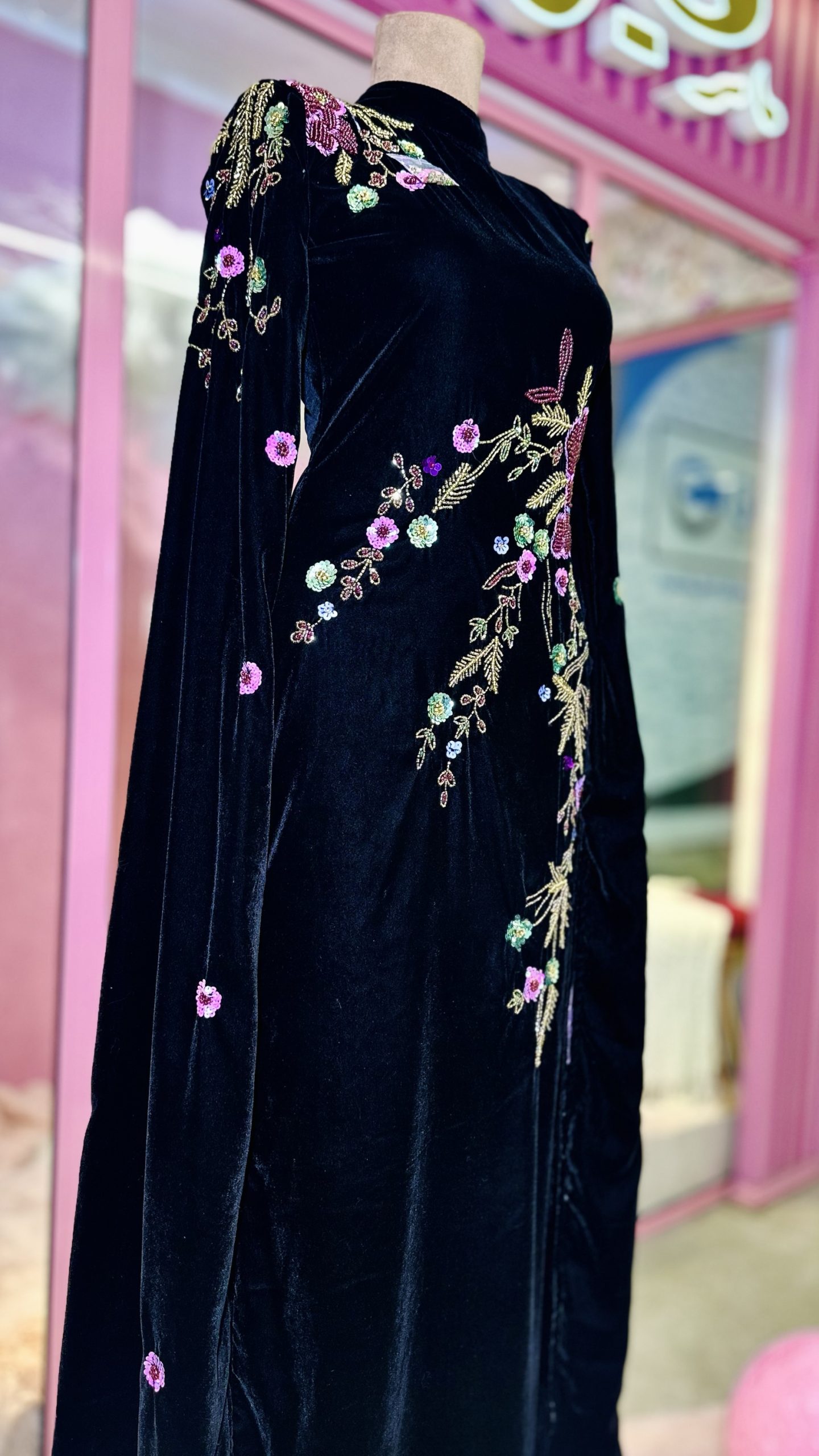 فستان كله شك يدوي فاااااخر جدا ومخمل بزبط لكل الفصول والادين مبطنة