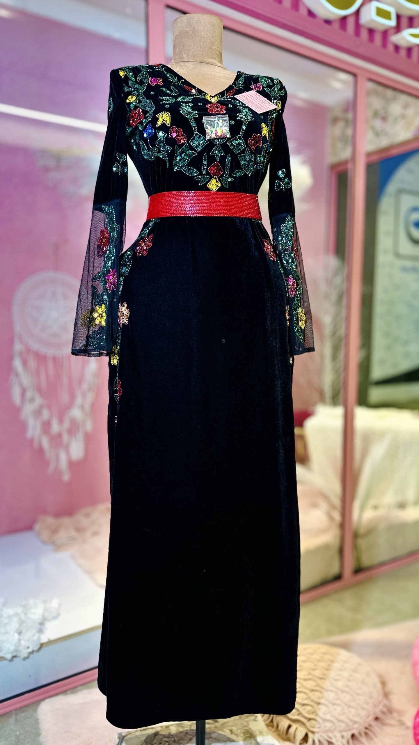 فستان كله شك يدوي فاااااخر جدا +قشاط شك خرز فل يدوي ثقيل ومخمل الفستان بزبط لكل الفصول والادين مخمل+تل مشكوك من الخرز والترتر