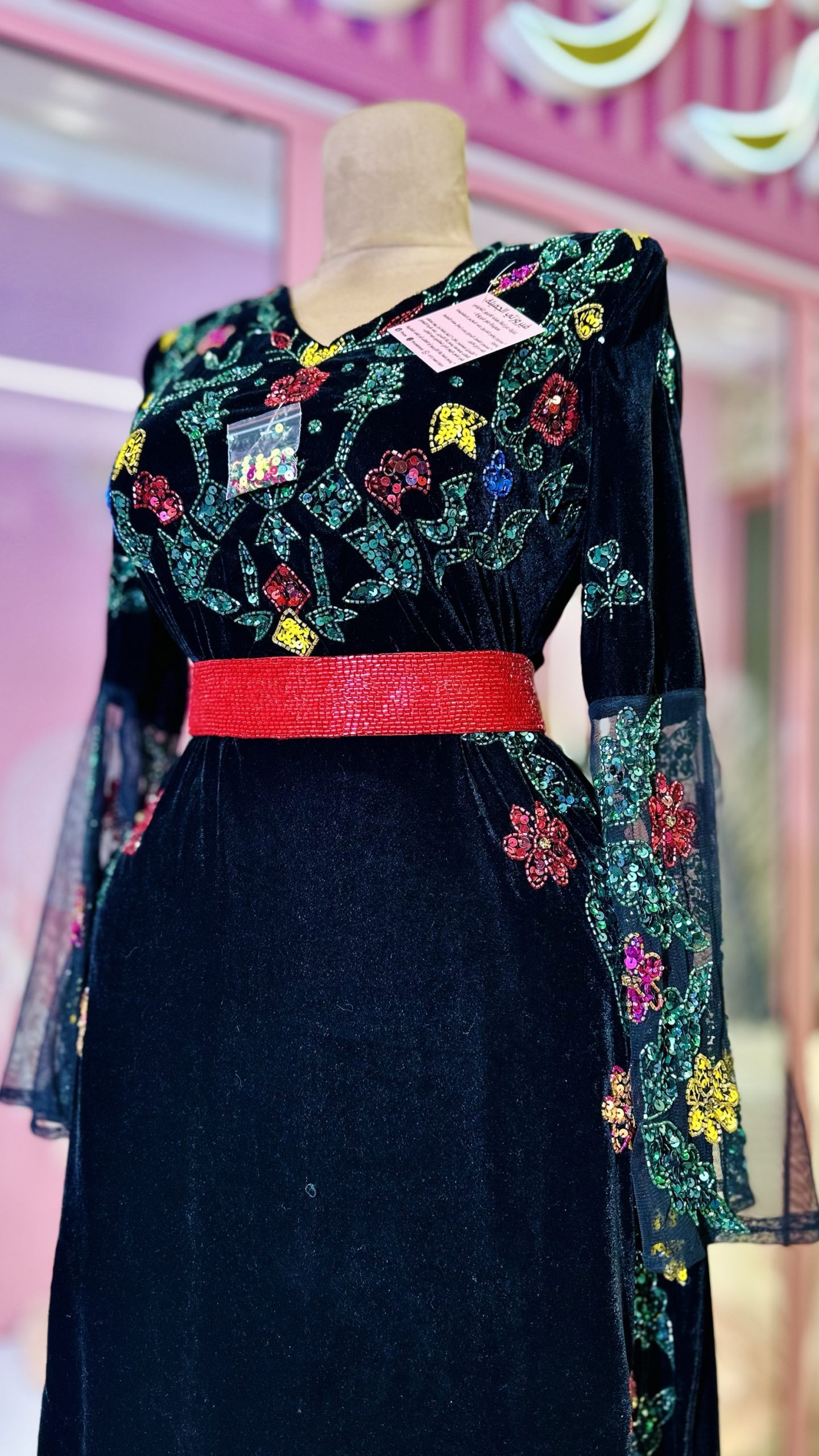 فستان كله شك يدوي فاااااخر جدا +قشاط شك خرز فل يدوي ثقيل ومخمل الفستان بزبط لكل الفصول والادين مخمل+تل مشكوك من الخرز والترتر