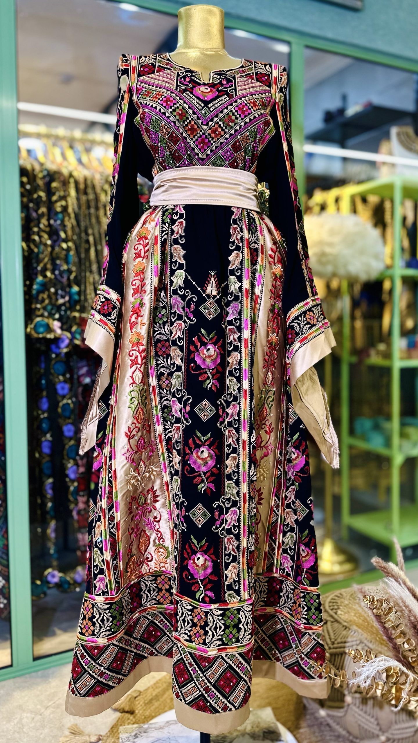 ثوب مميز جدا باللوان مميزة والأحلى من هيك مخرز متخيلة