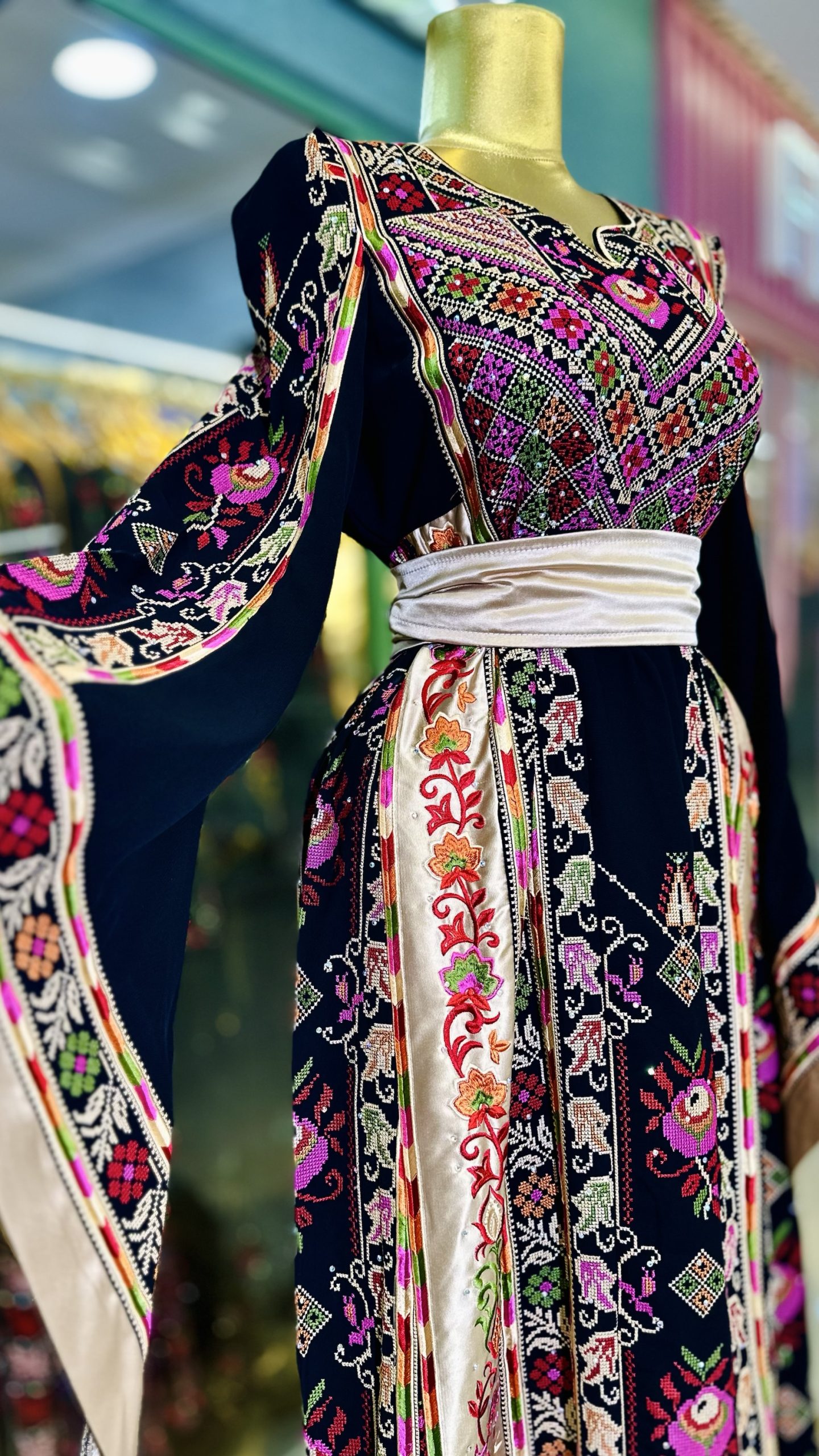 ثوب مميز جدا باللوان مميزة والأحلى من هيك مخرز متخيلة