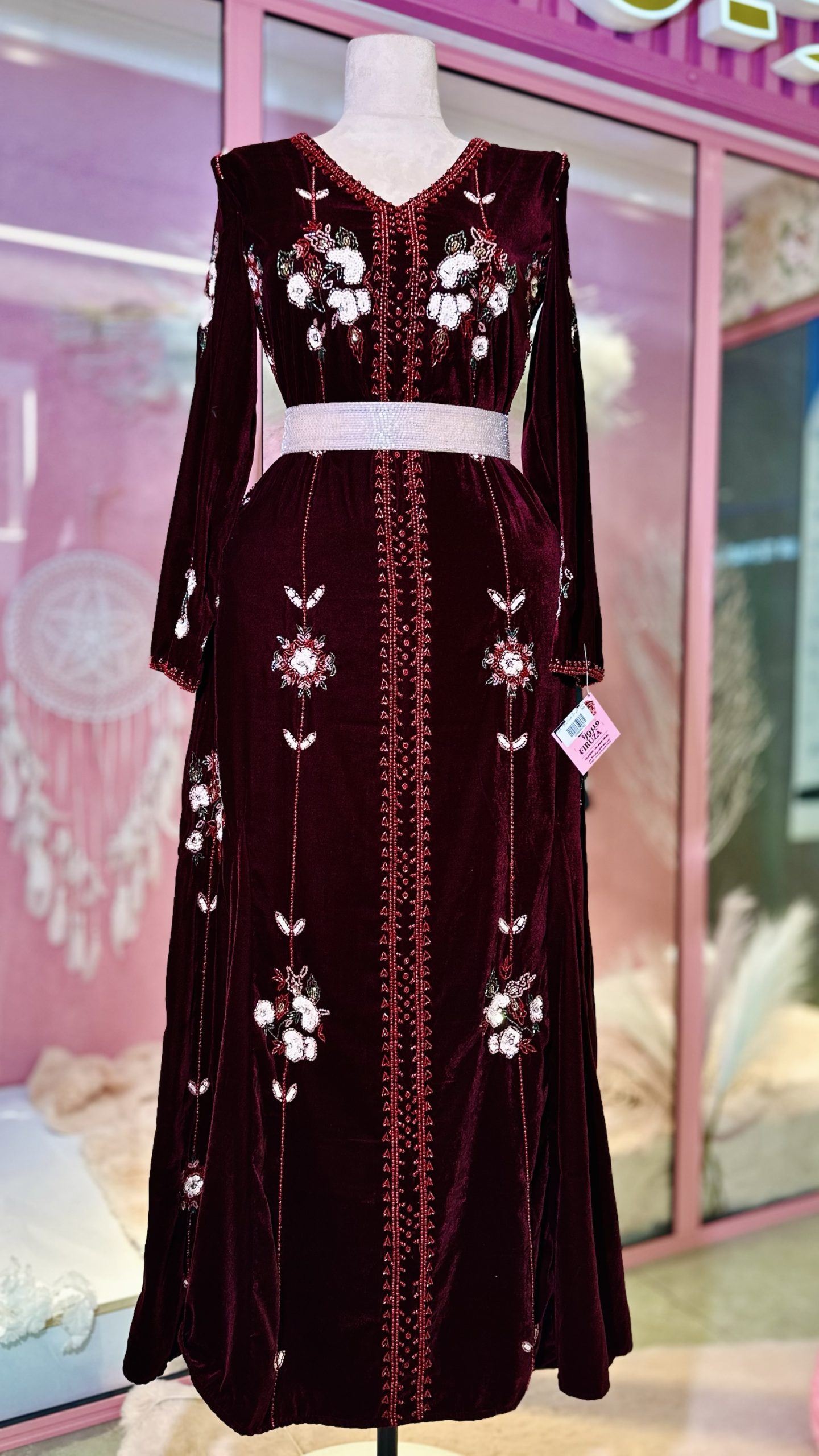 الفستان بيع كله شك يدوي فاااااخر جدا ومخمل بزبط لكل الفصول