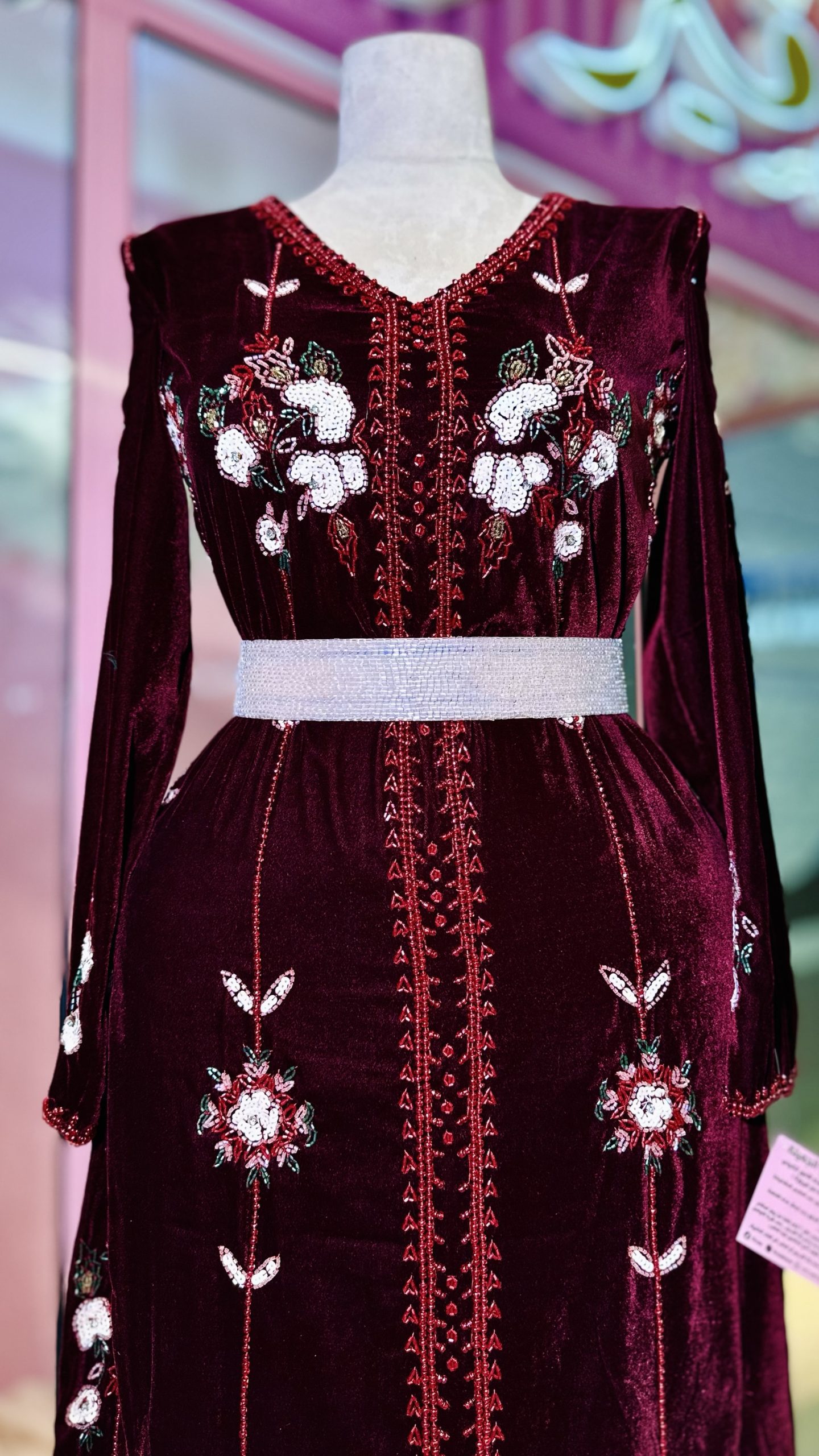 الفستان بيع كله شك يدوي فاااااخر جدا ومخمل بزبط لكل الفصول