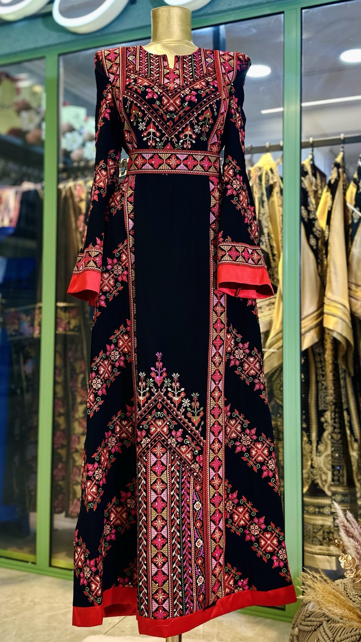 ثوب مميز جدا باللوان مميزة  والأحلى من هيك مخرز متخيلة