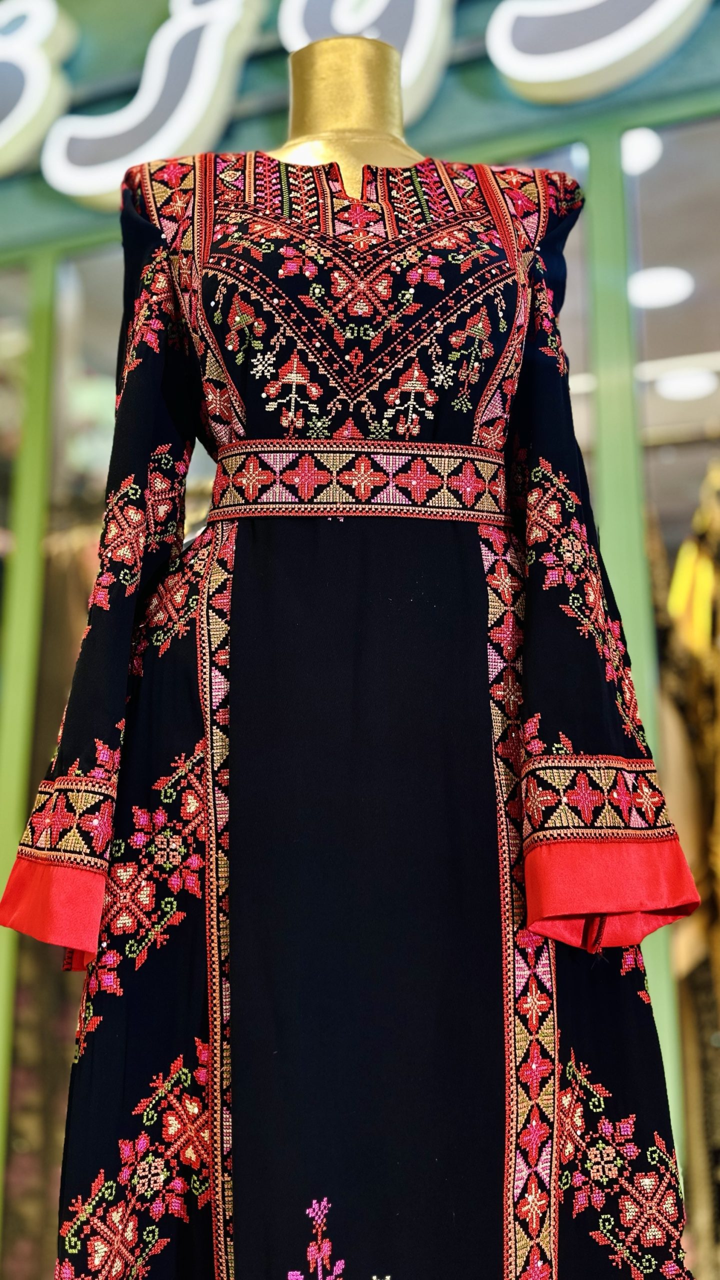 ثوب مميز جدا باللوان مميزة  والأحلى من هيك مخرز متخيلة