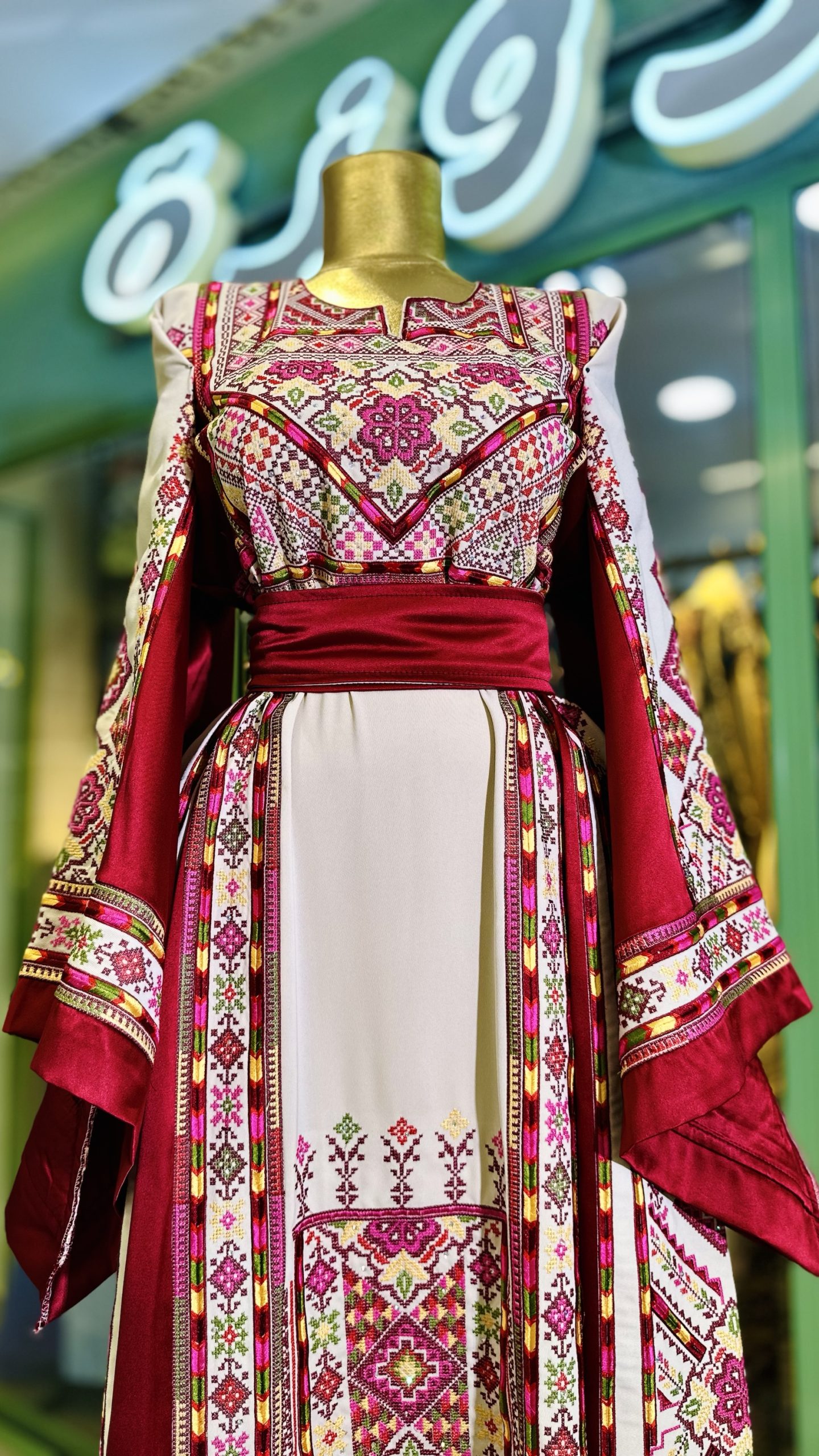 ثوب مميز جدا باللوان مميزة