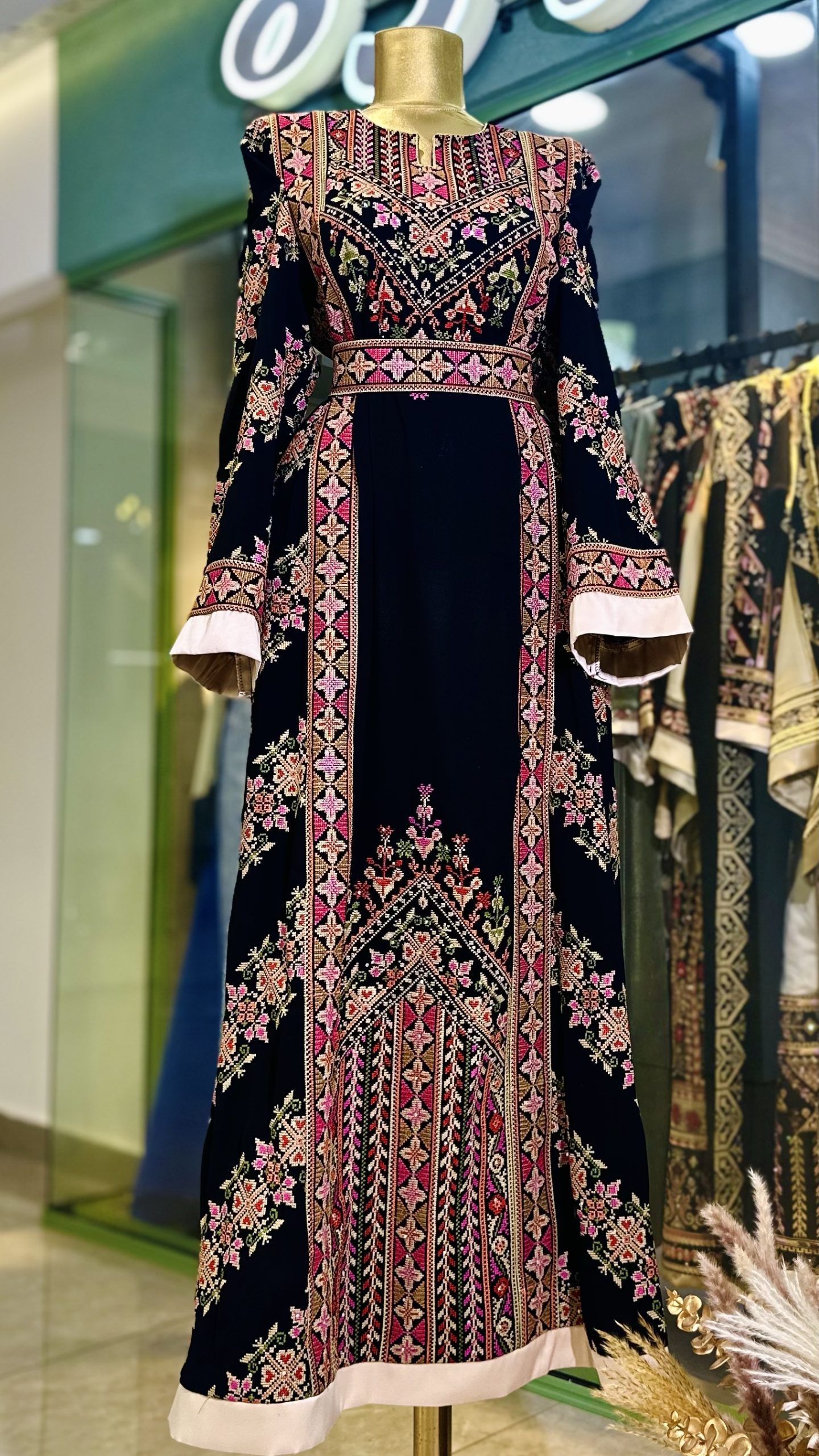 ثوب مميز جدا باللوان مميزة والأحلى من هيك مخرز متخيلة