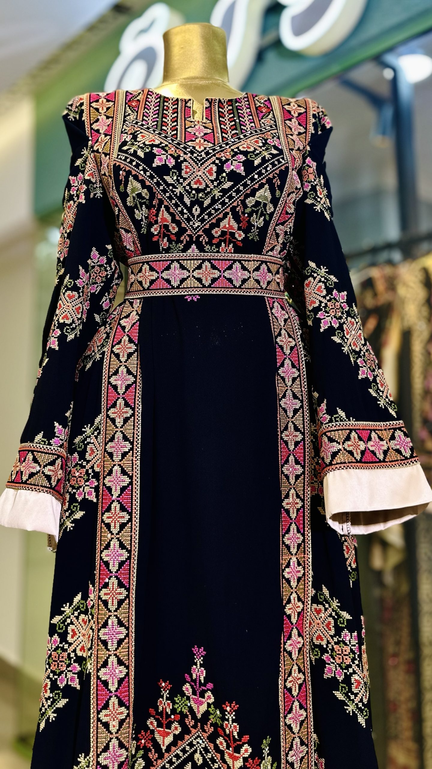 ثوب مميز جدا باللوان مميزة والأحلى من هيك مخرز متخيلة