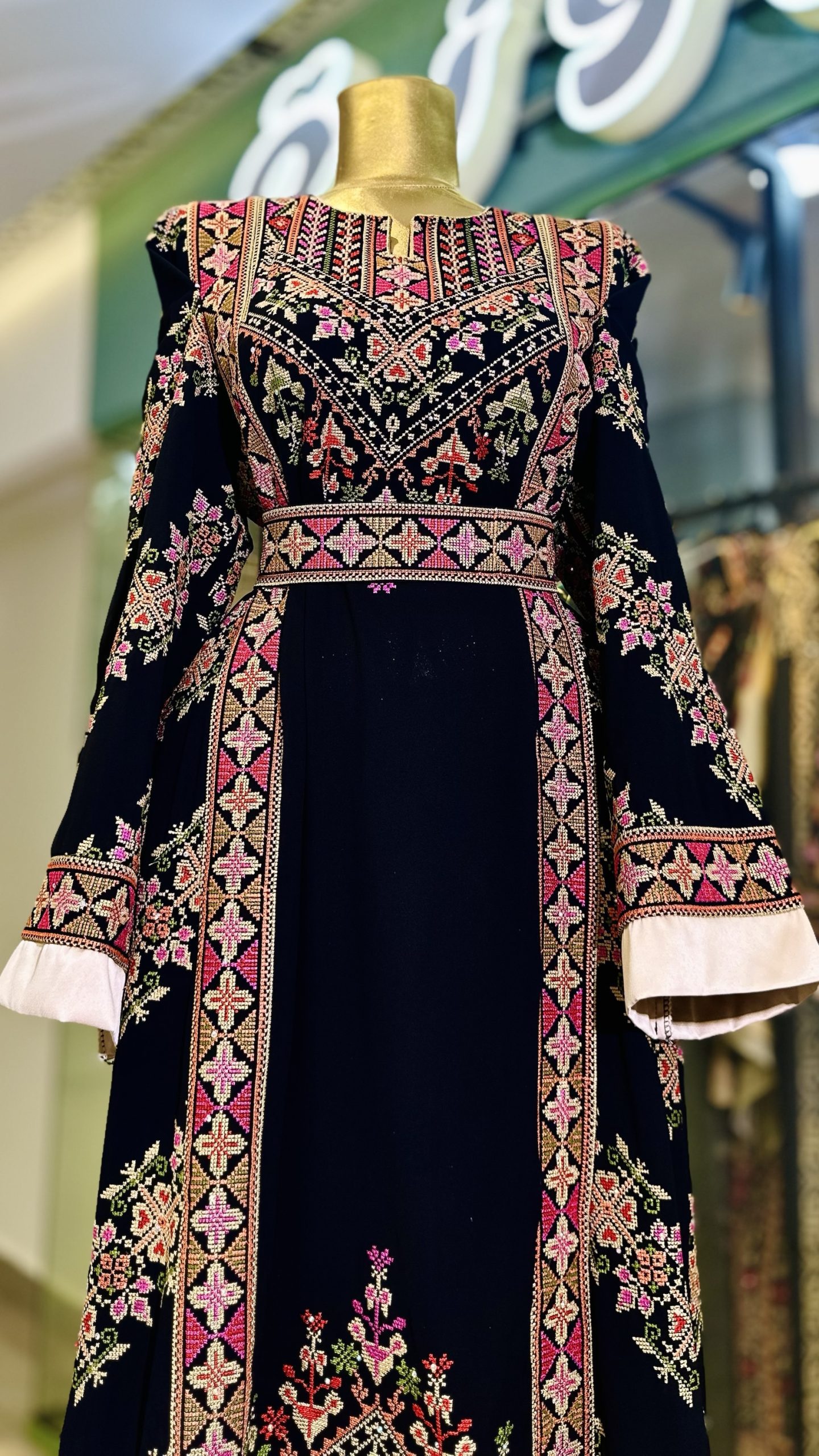 ثوب مميز جدا باللوان مميزة والأحلى من هيك مخرز متخيلة - Image 3