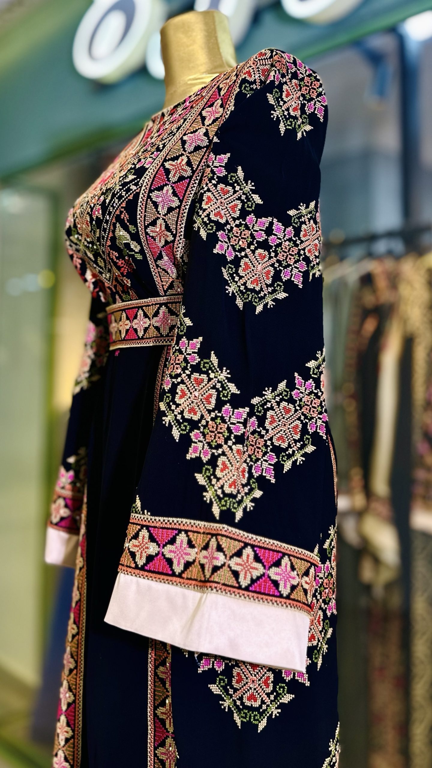 ثوب مميز جدا باللوان مميزة والأحلى من هيك مخرز متخيلة - Image 4