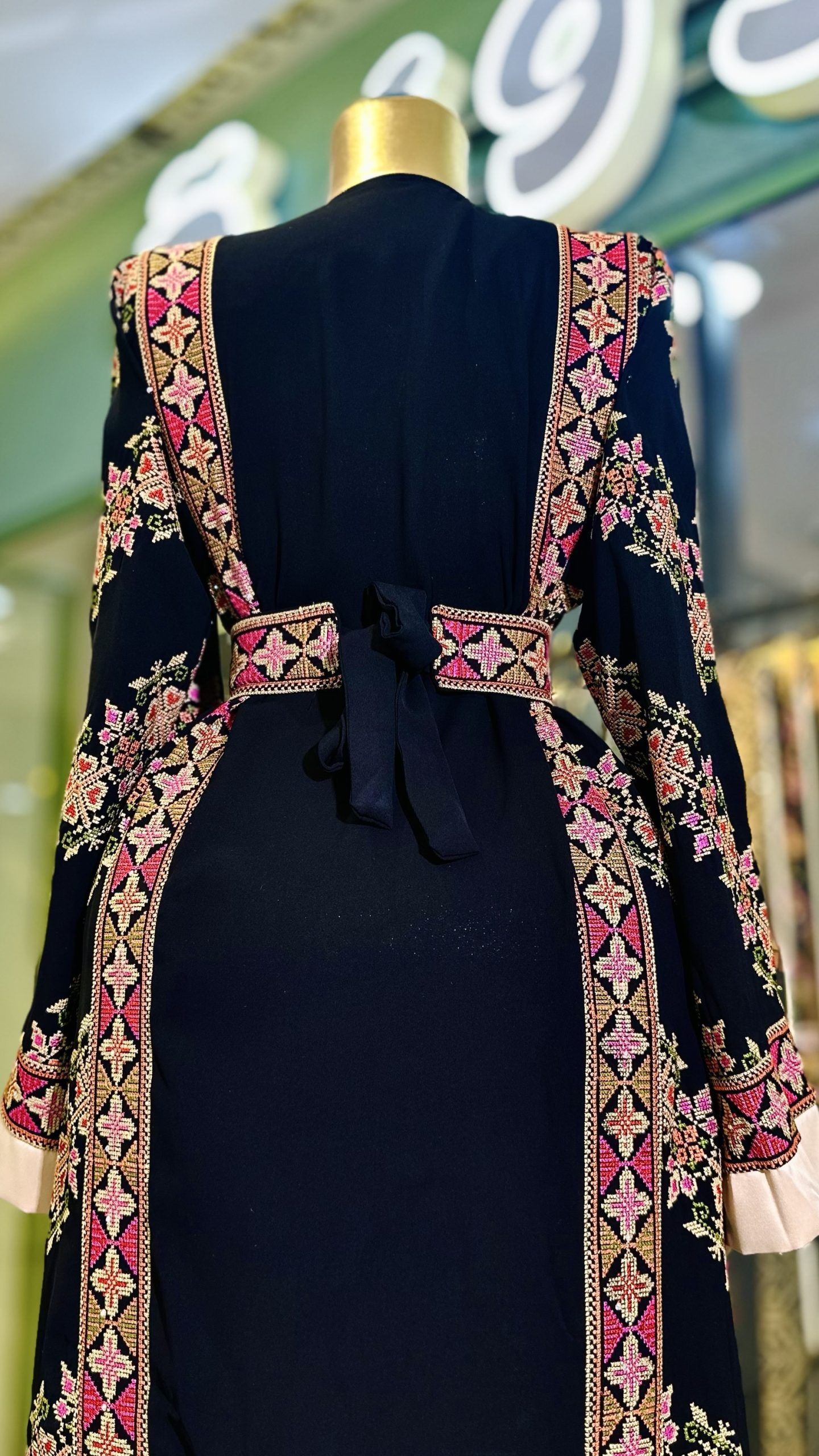 ثوب مميز جدا باللوان مميزة والأحلى من هيك مخرز متخيلة - Image 6