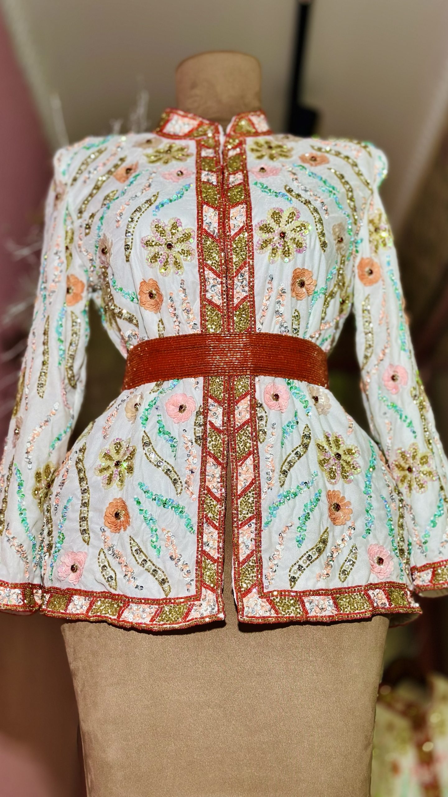 جاكيت شك خرز يدوي باللون الابيض - Image 4