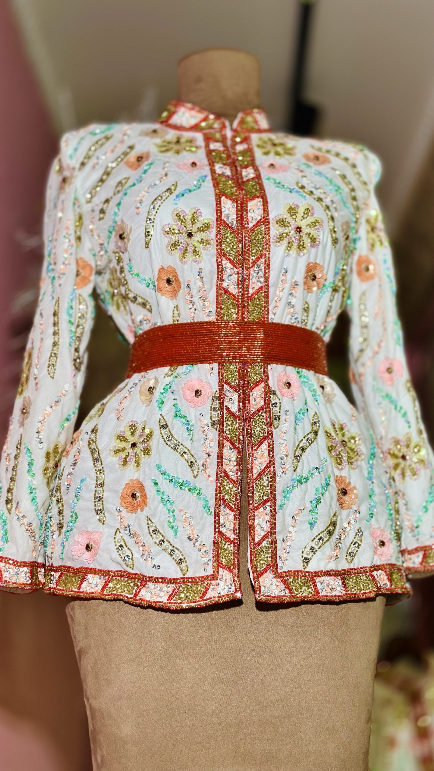 جاكيت شك خرز يدوي باللون الابيض