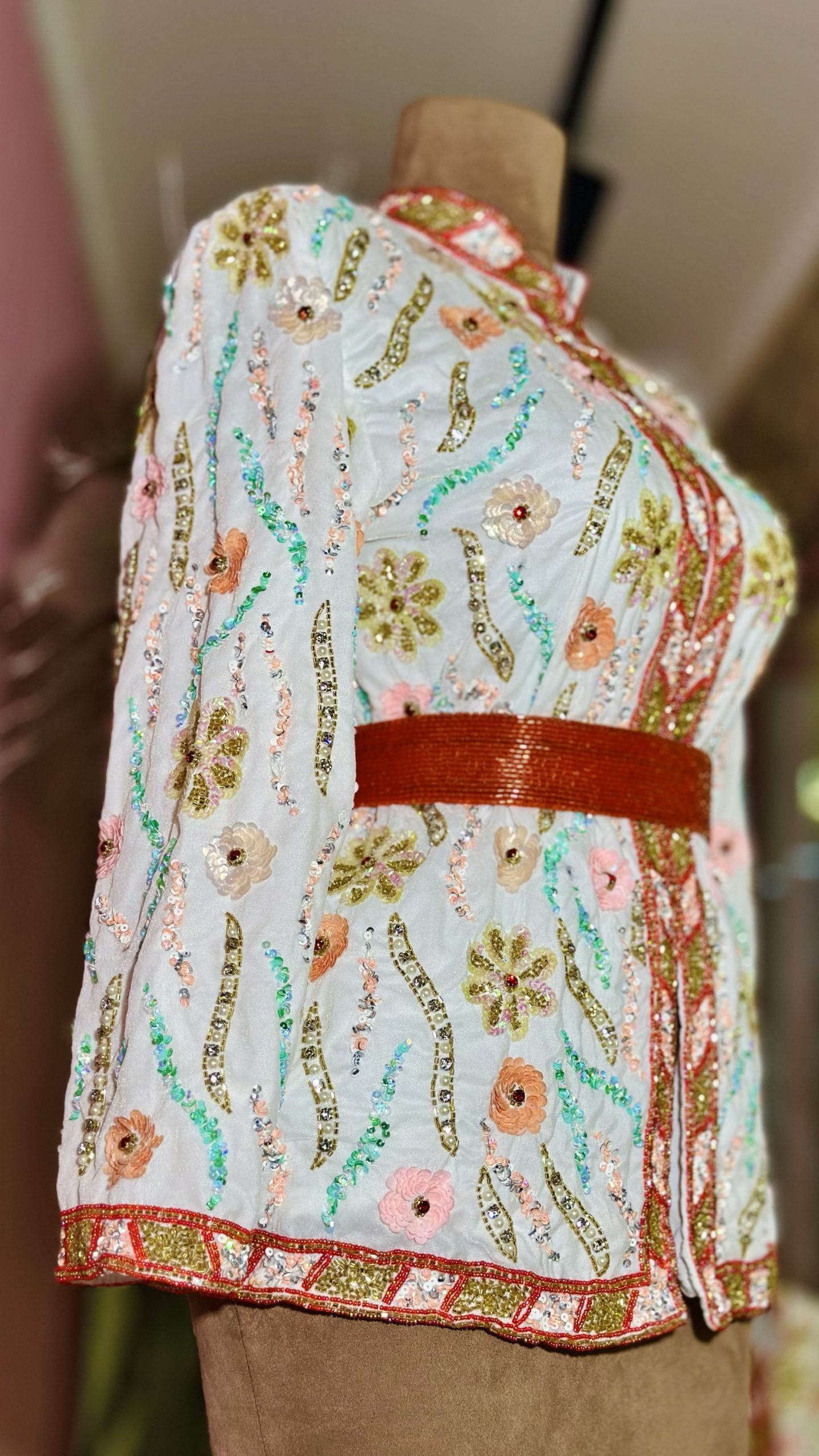 جاكيت شك خرز يدوي باللون الابيض