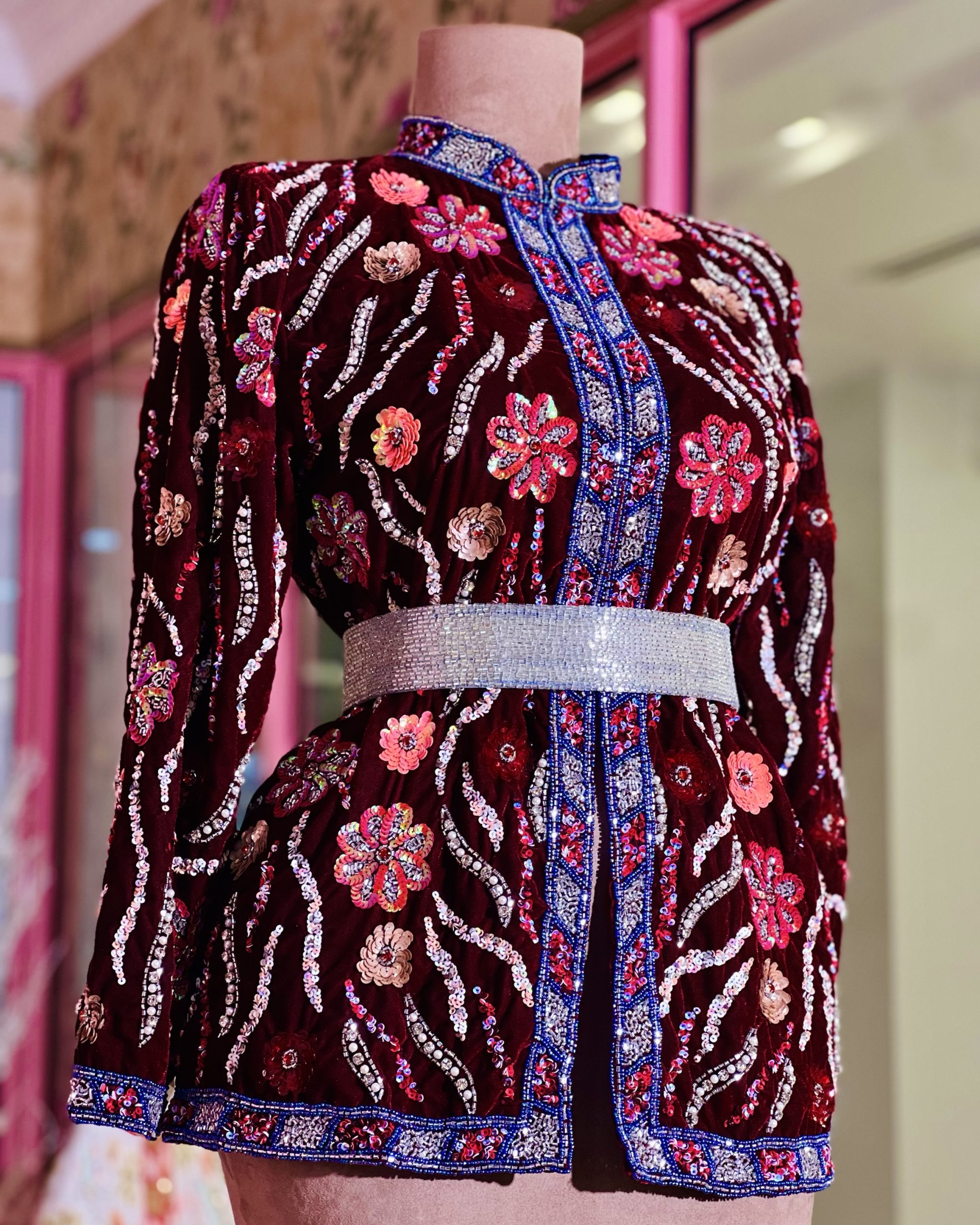 جاكيت شك خرز يدوي بالكامل باللون الخمري