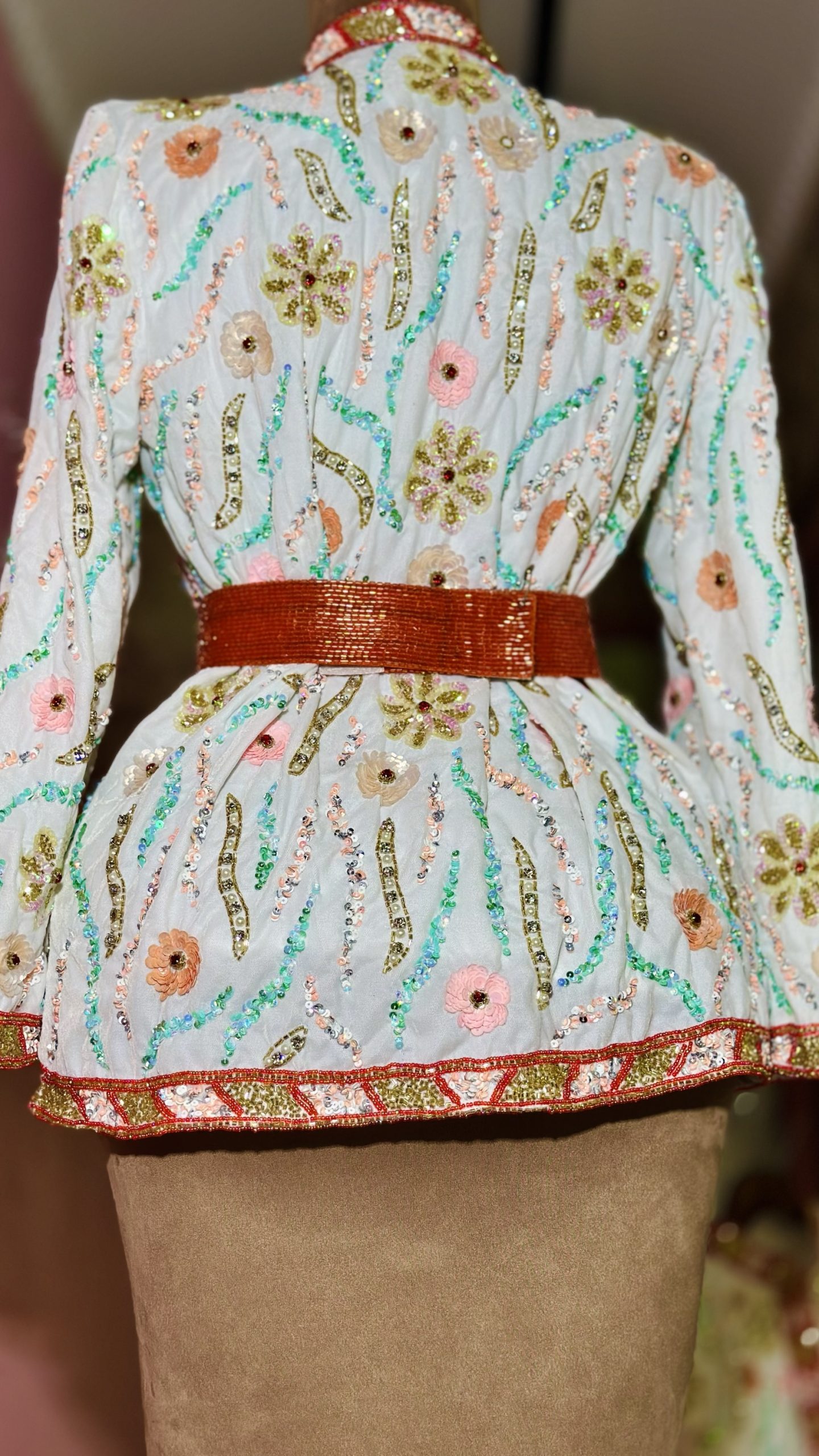 جاكيت شك خرز يدوي باللون الابيض - Image 3