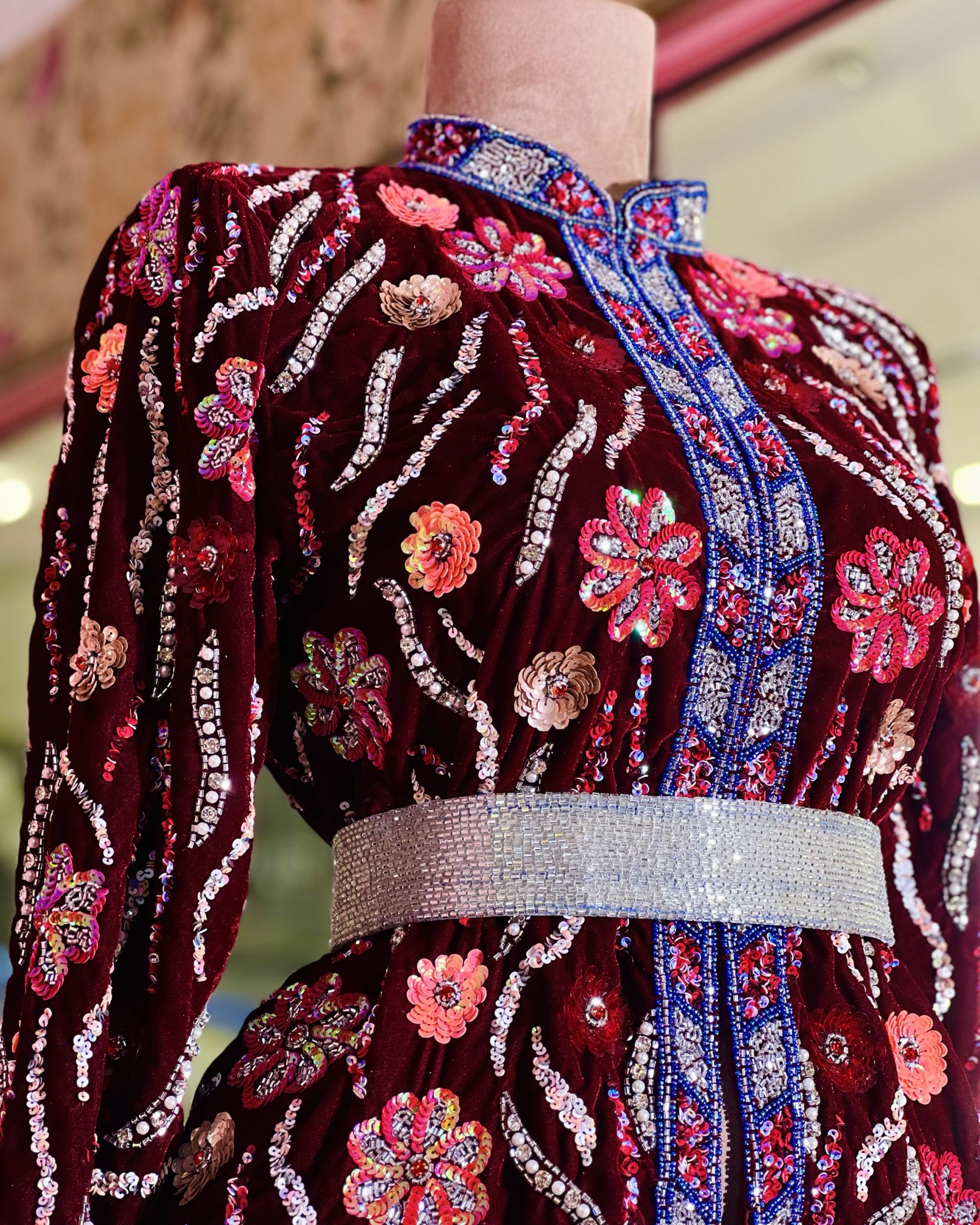 جاكيت شك خرز يدوي بالكامل باللون الخمري