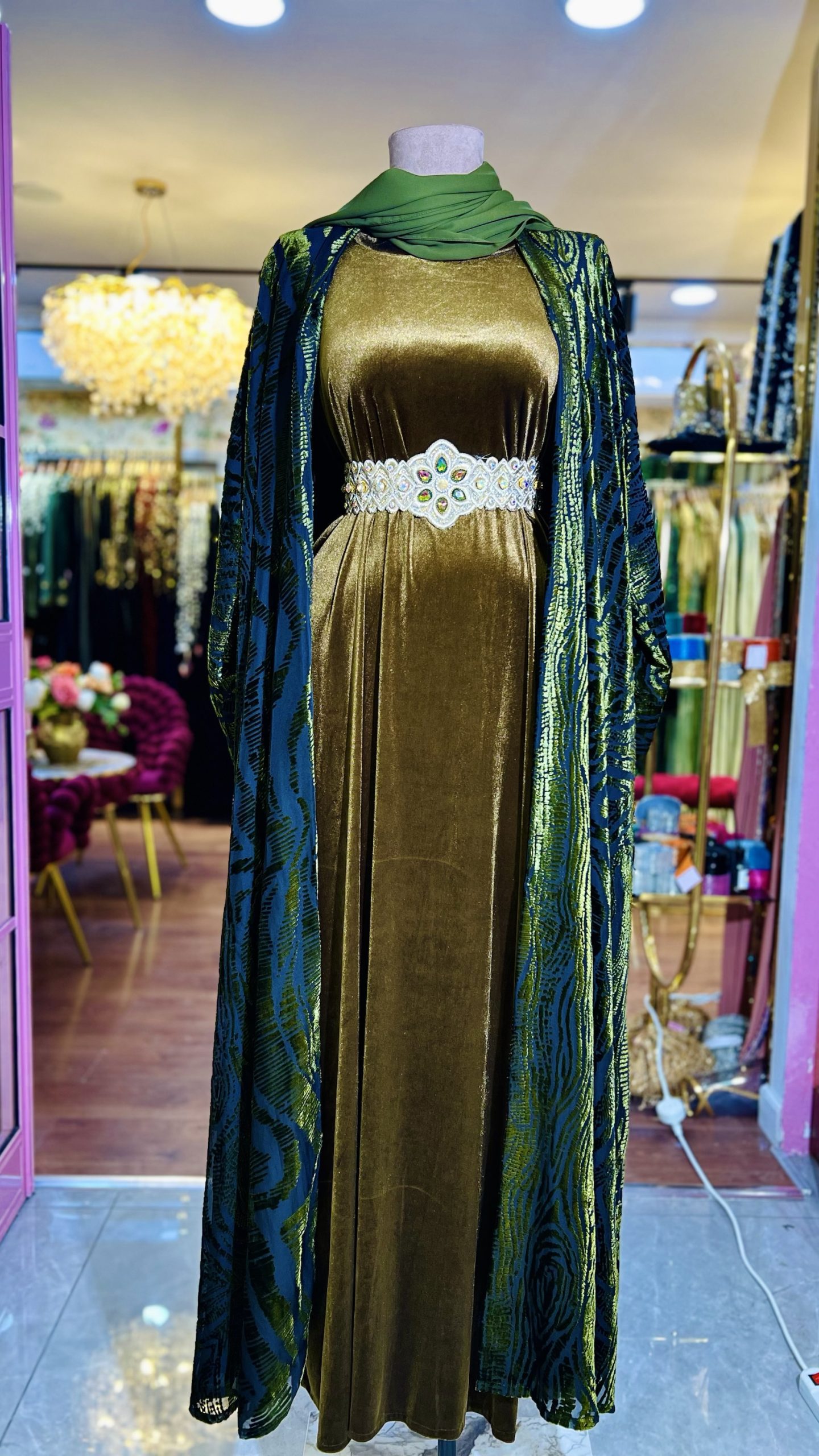 عباية مخمل بلون مميز