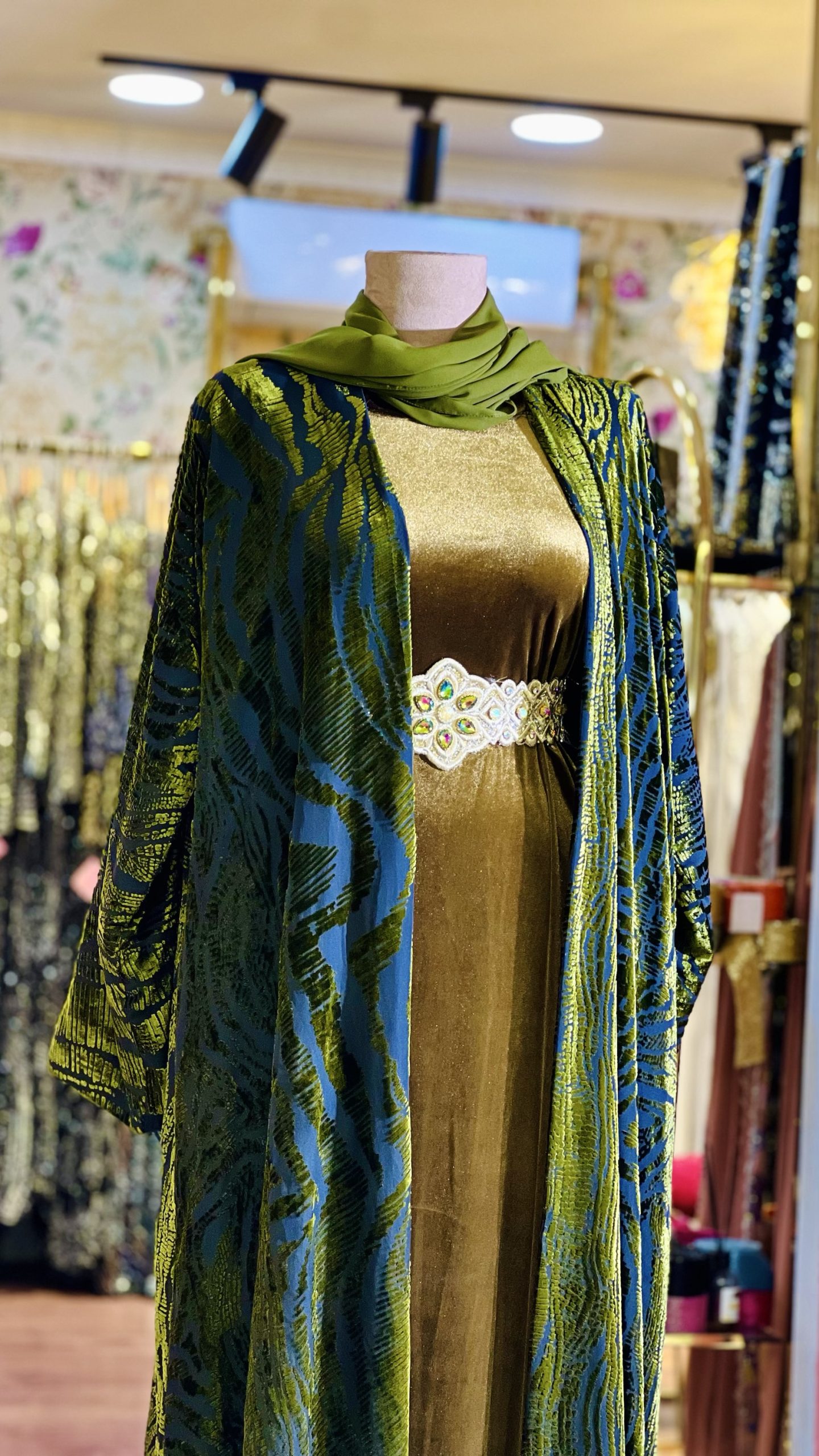 عباية مخمل بلون مميز