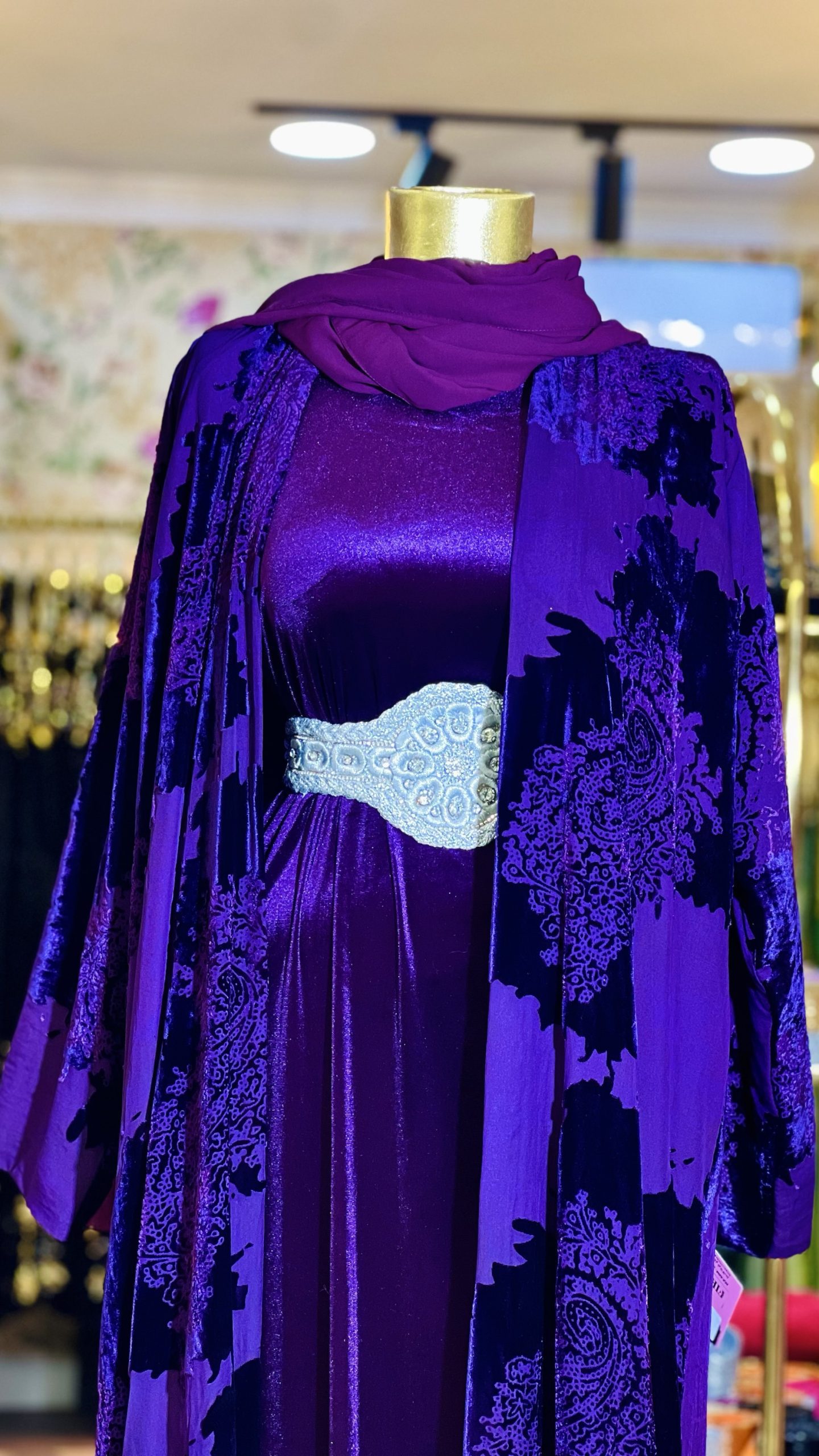 عباية فخمة بلون النهدي مخمل مع شال