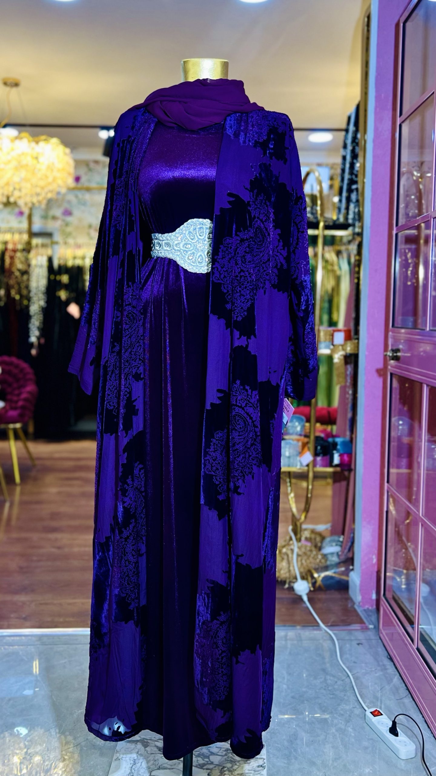 عباية فخمة بلون النهدي مخمل مع شال