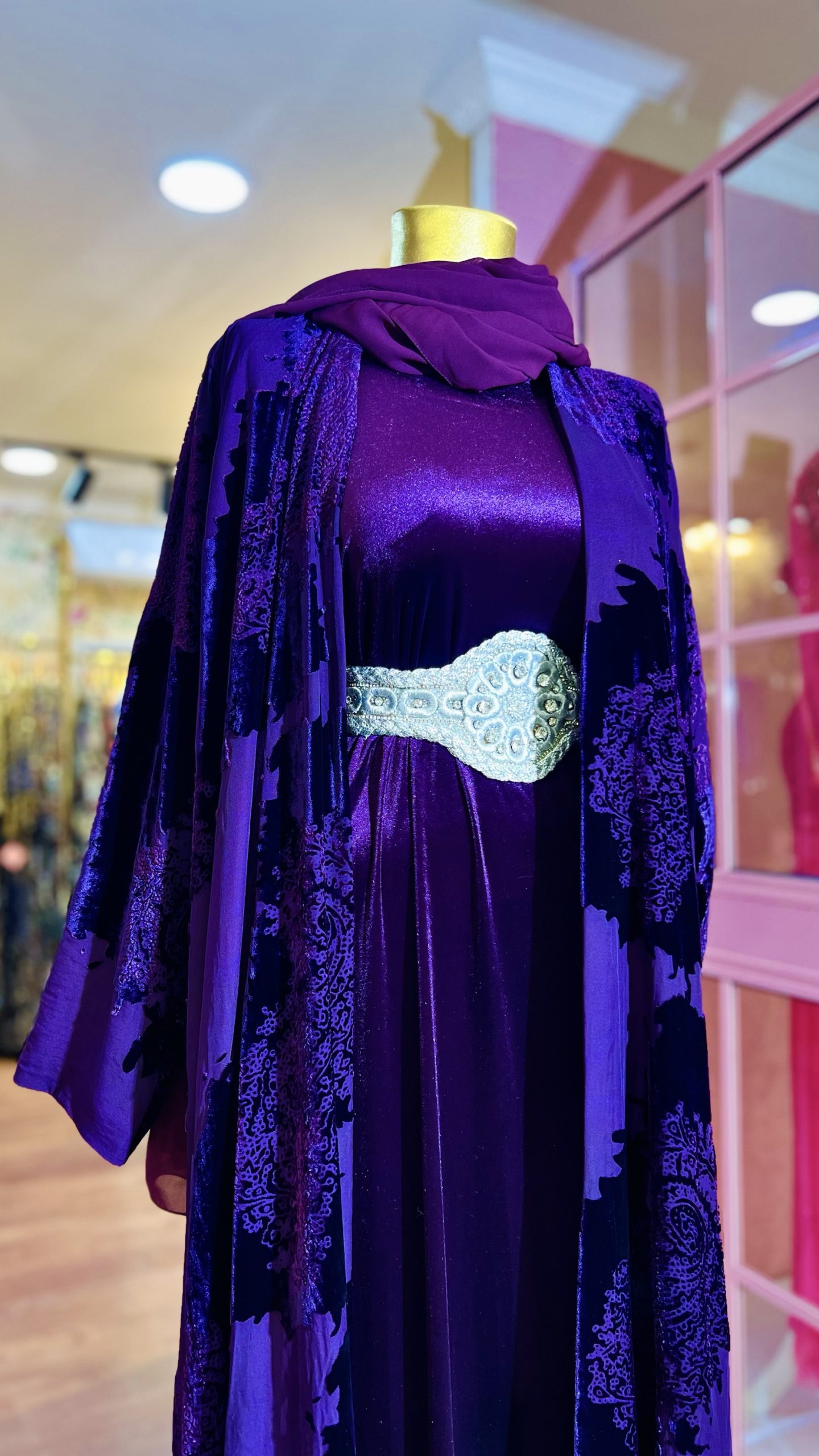 عباية فخمة بلون النهدي مخمل مع شال - Image 3