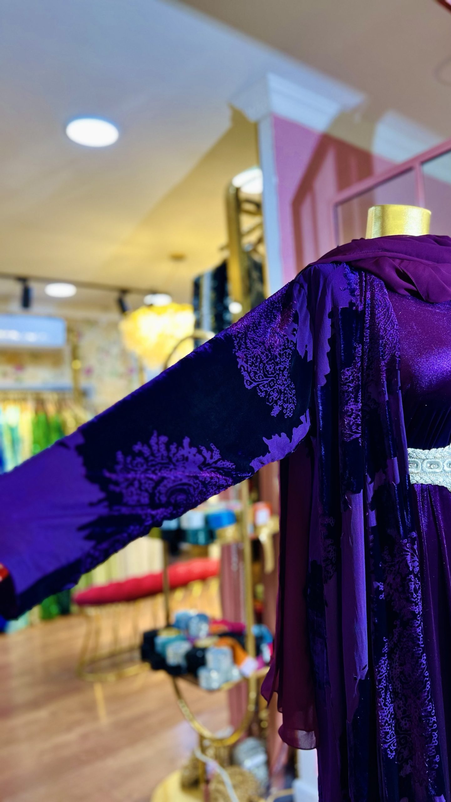 عباية فخمة بلون النهدي مخمل مع شال - Image 4