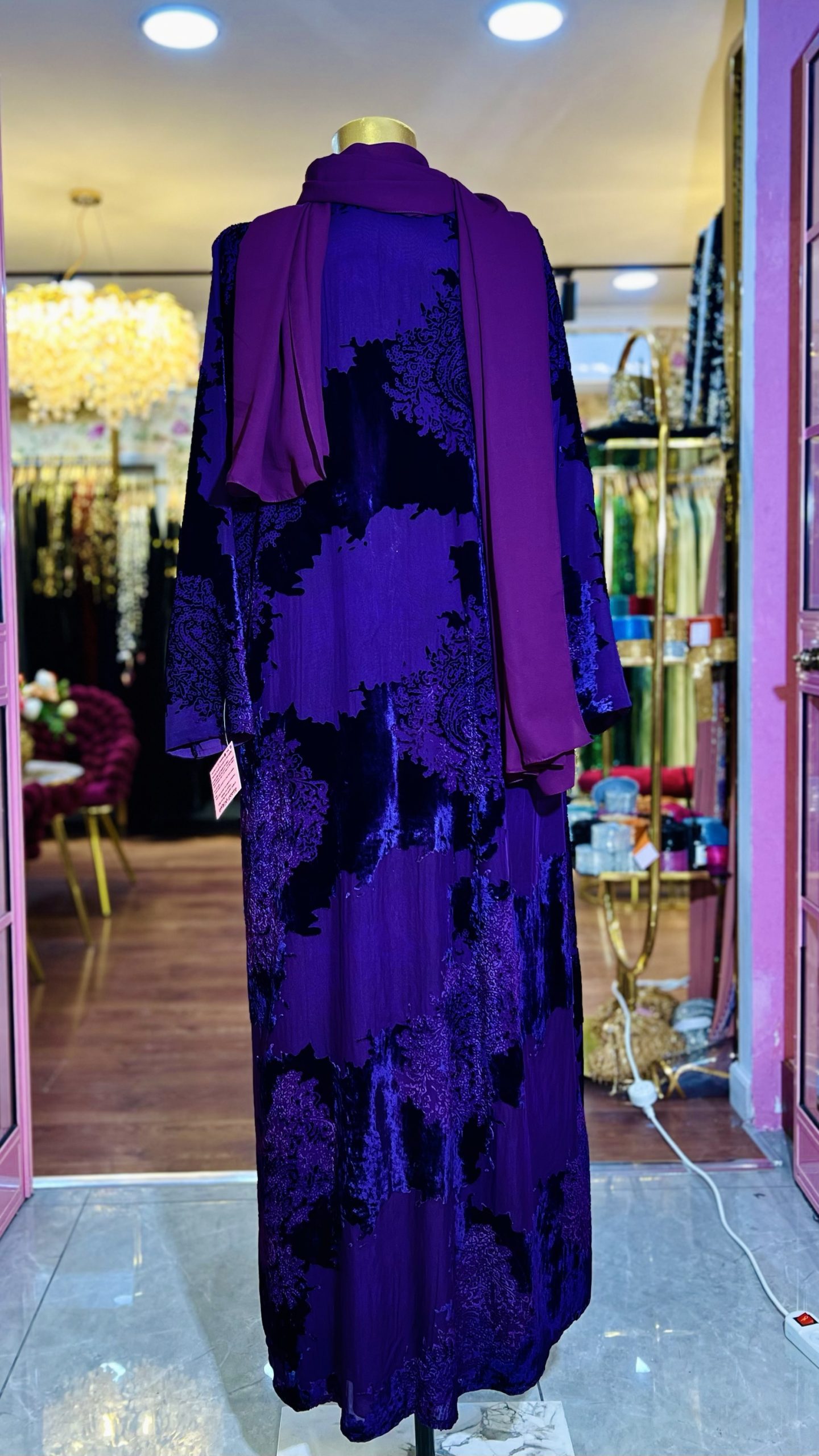 عباية فخمة بلون النهدي مخمل مع شال - Image 5