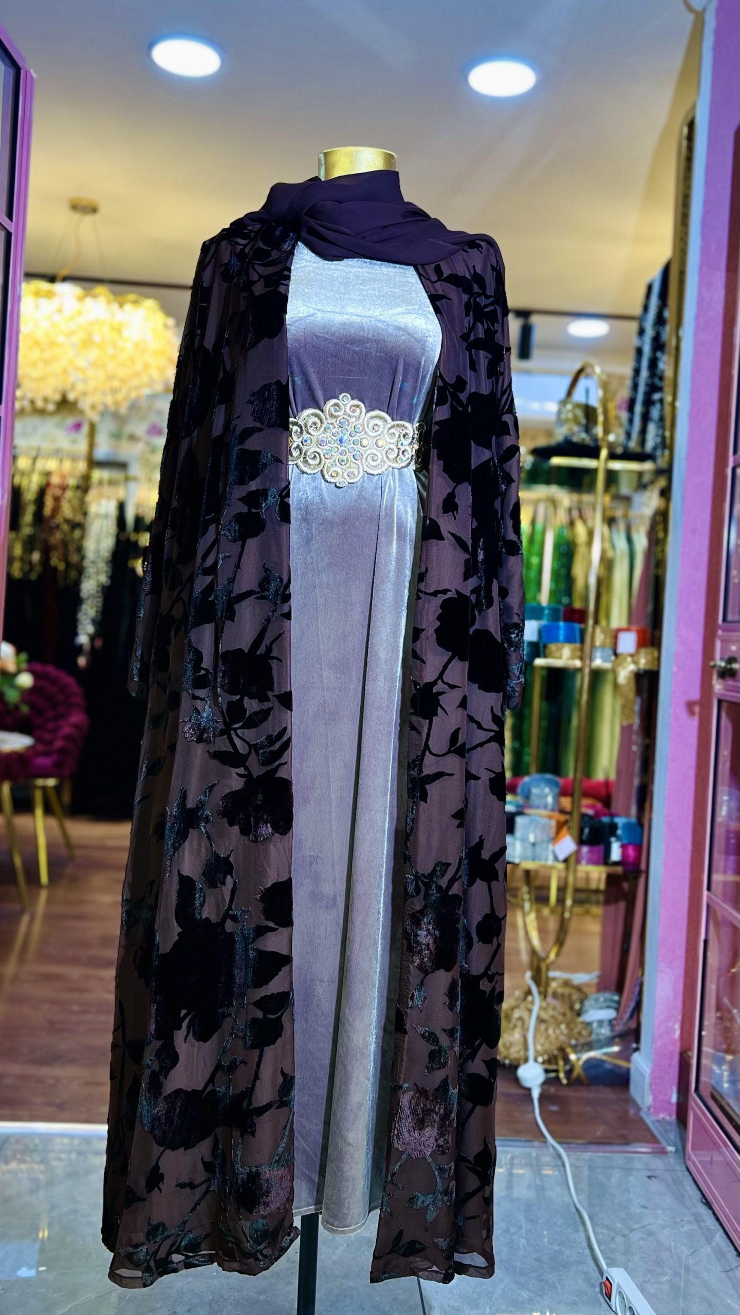 عباية مخمل بلون البني