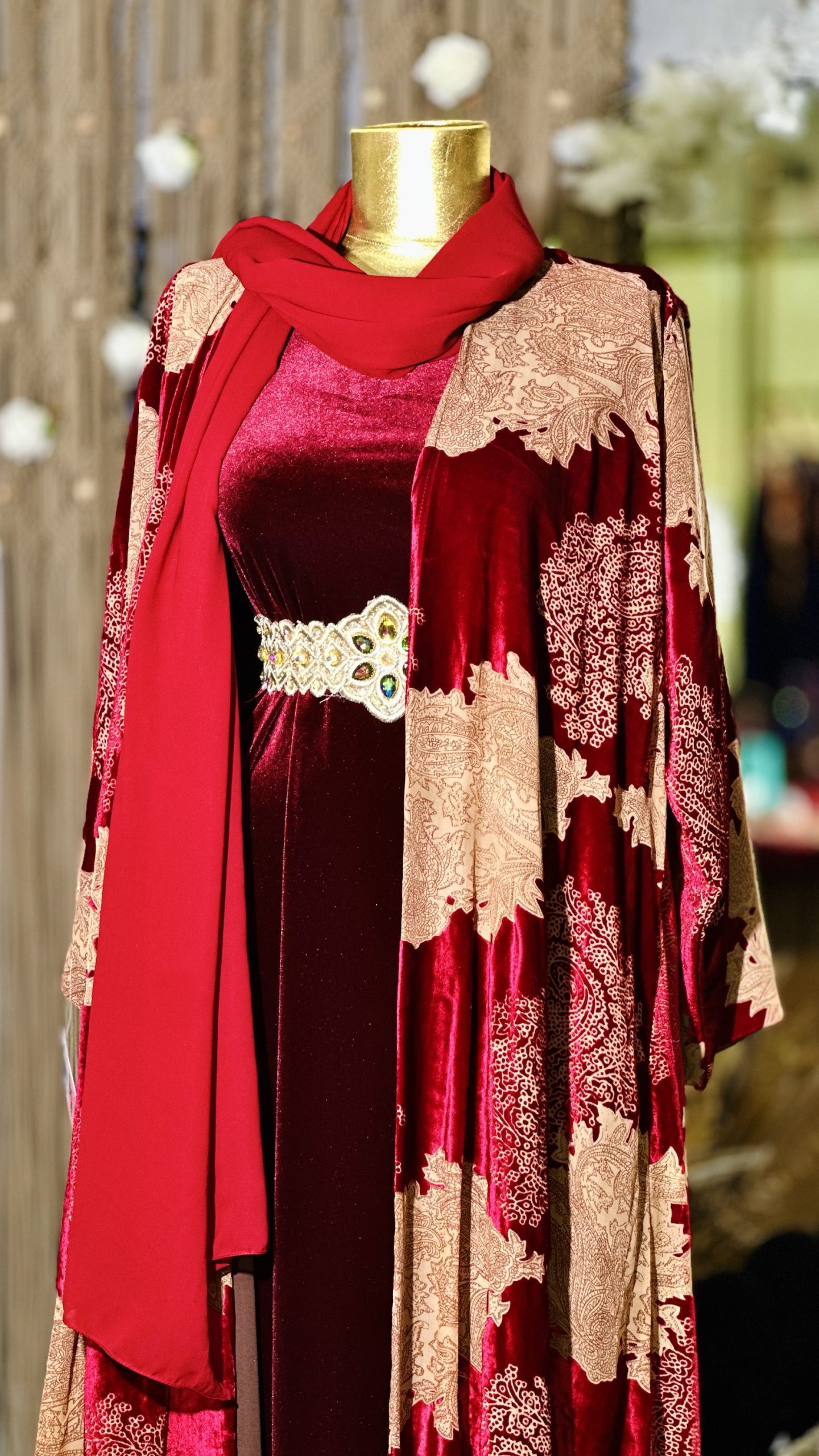 عباية مخمل بلون الخمري