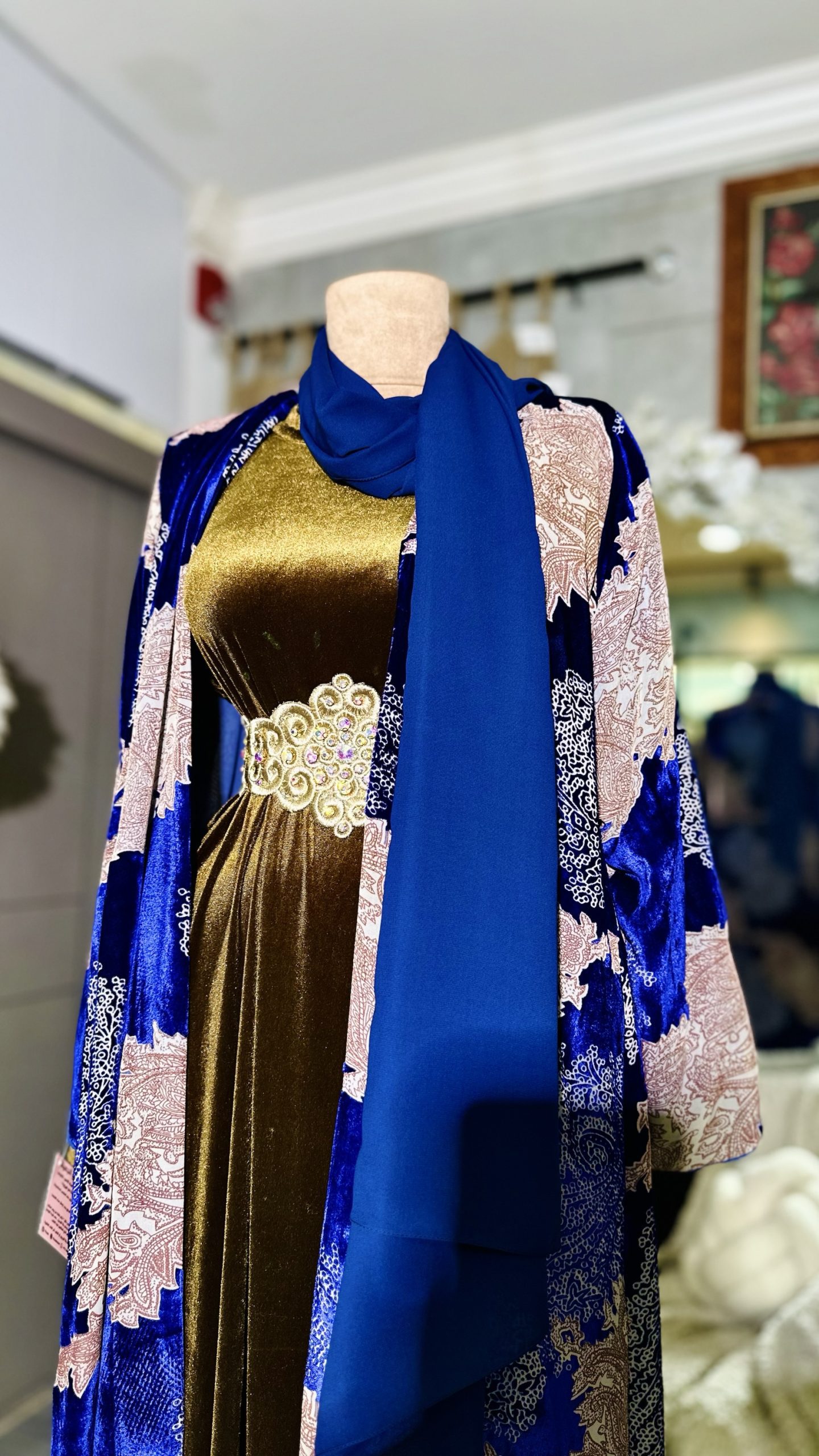 عباية مخمل باللوان مميزة