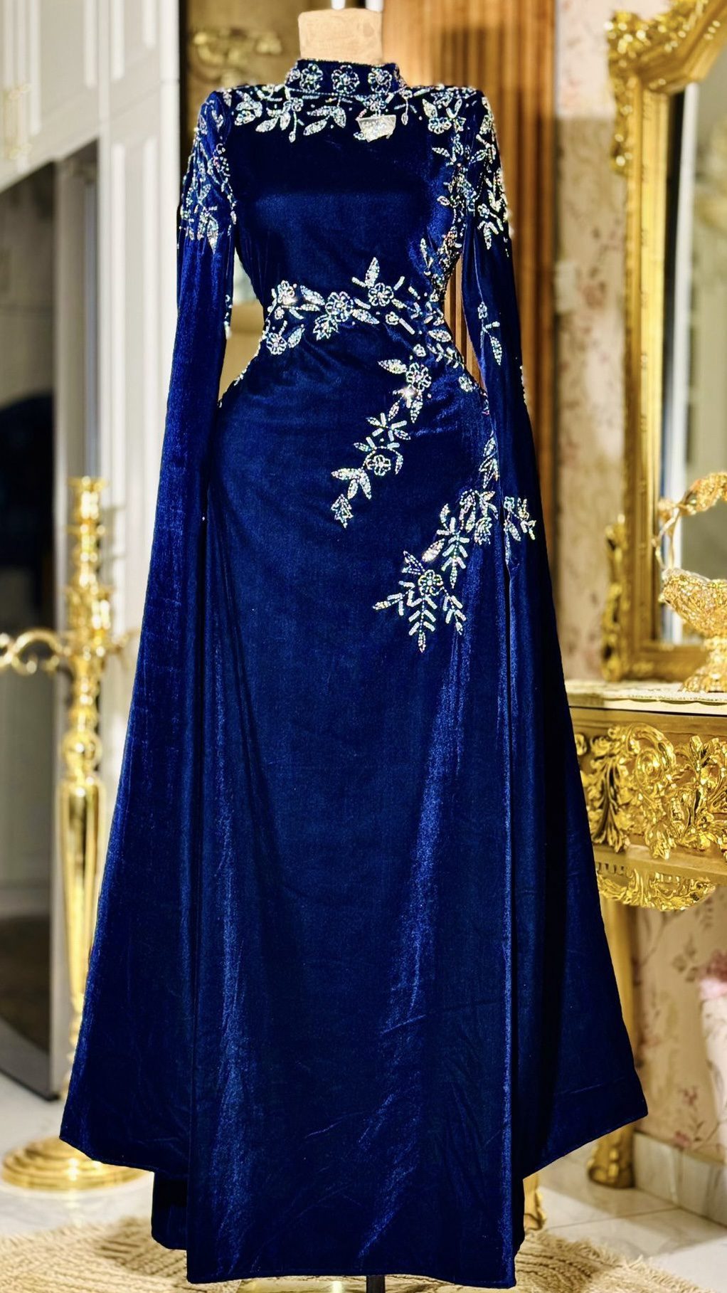 فستان مخمل شك خرز يدوي بالكامل