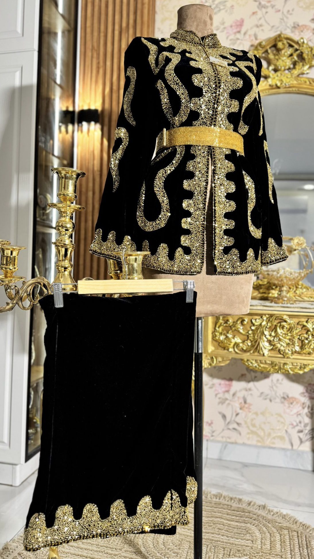طقم مخمل مع شك خرز بلون الاسود والذهبي الفخم