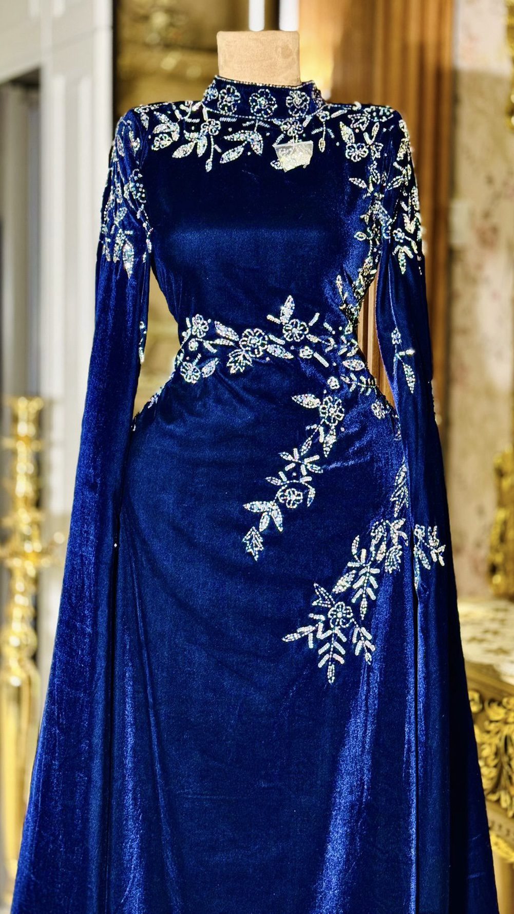 فستان مخمل شك خرز يدوي بالكامل - Image 6