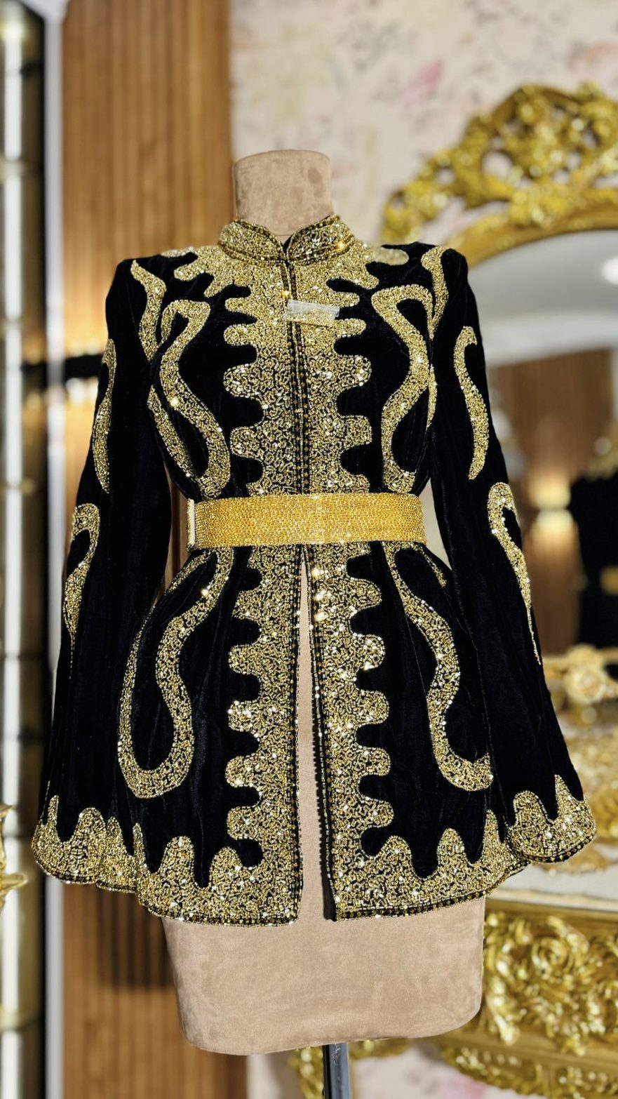 طقم مخمل مع شك خرز بلون الاسود والذهبي الفخم