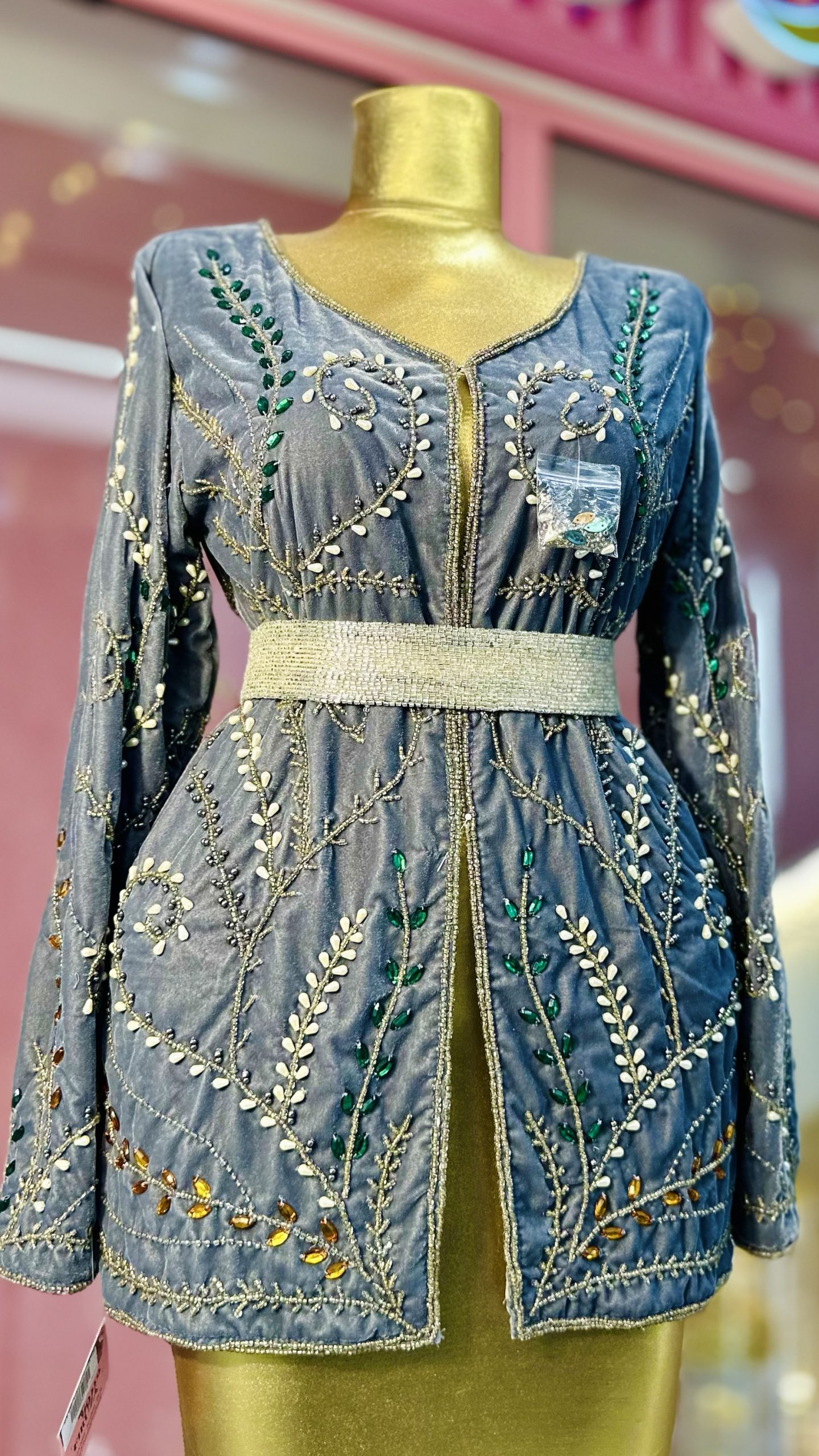 جاكيت شك خرز بلون مميز