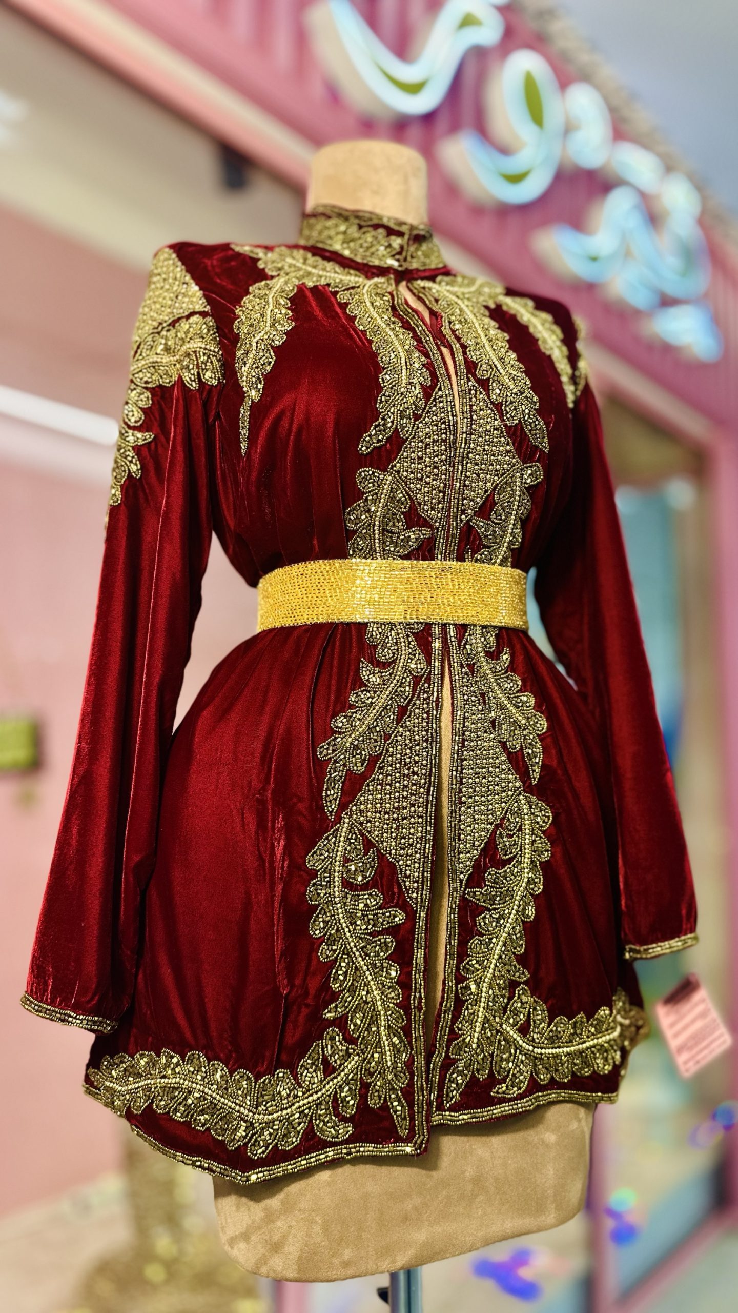 جاكيت مخمل بارد شك خرز بلون الخمري والذهبي