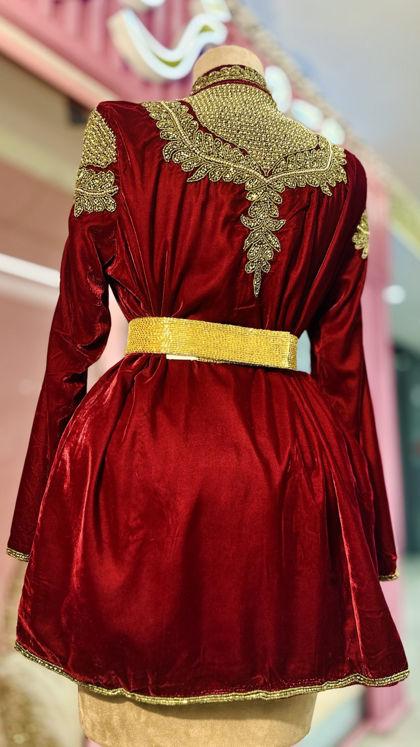 جاكيت مخمل بارد شك خرز بلون الخمري والذهبي - Image 3