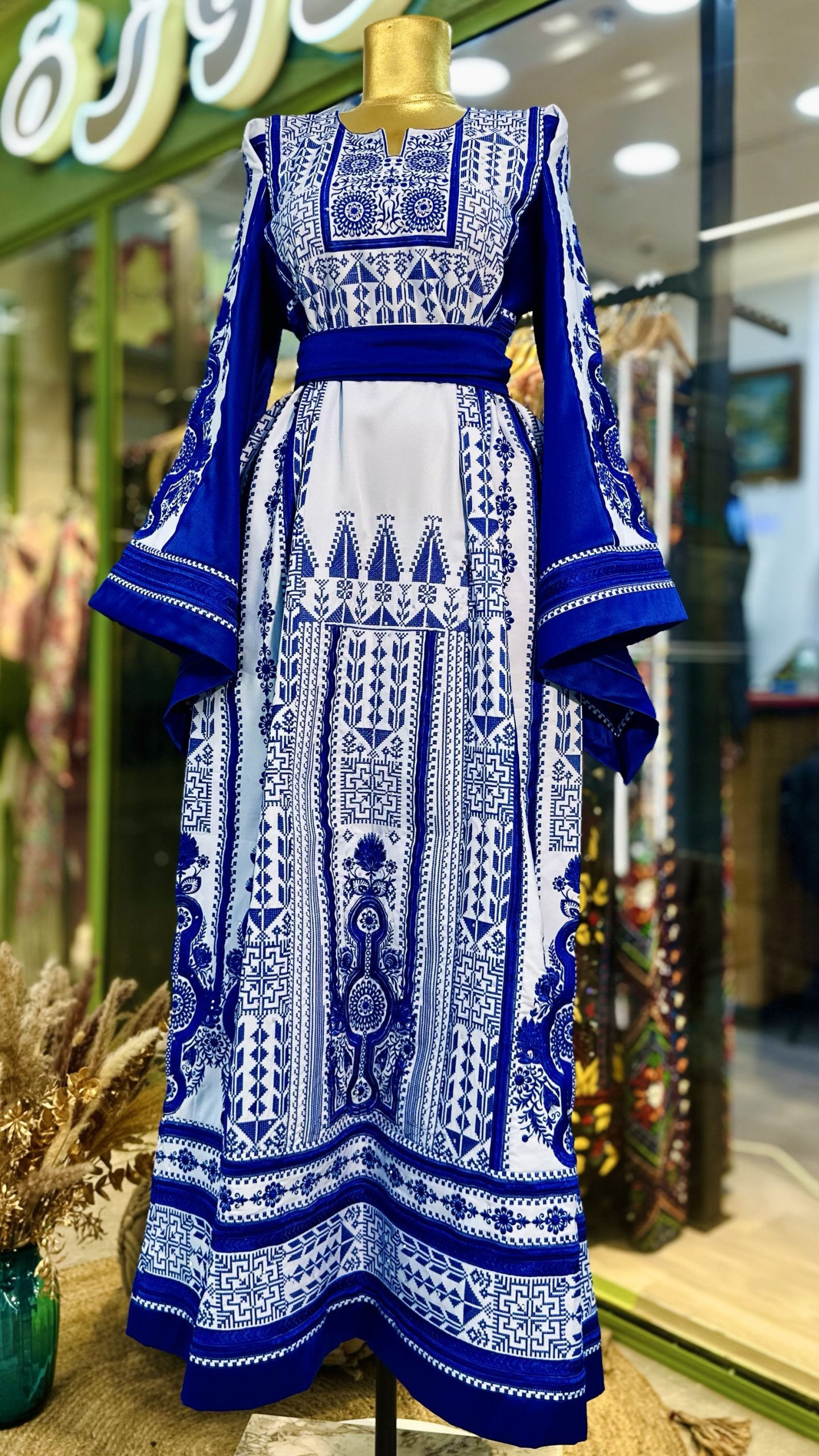 ثوب فخم وثقيل بلون الازرق