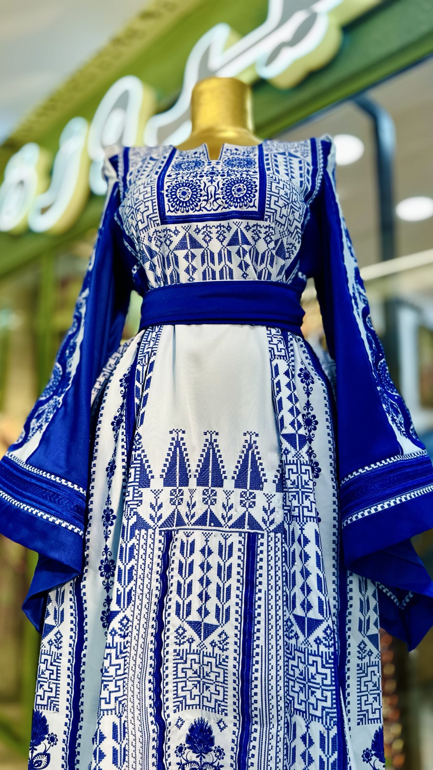 ثوب فخم وثقيل بلون الازرق