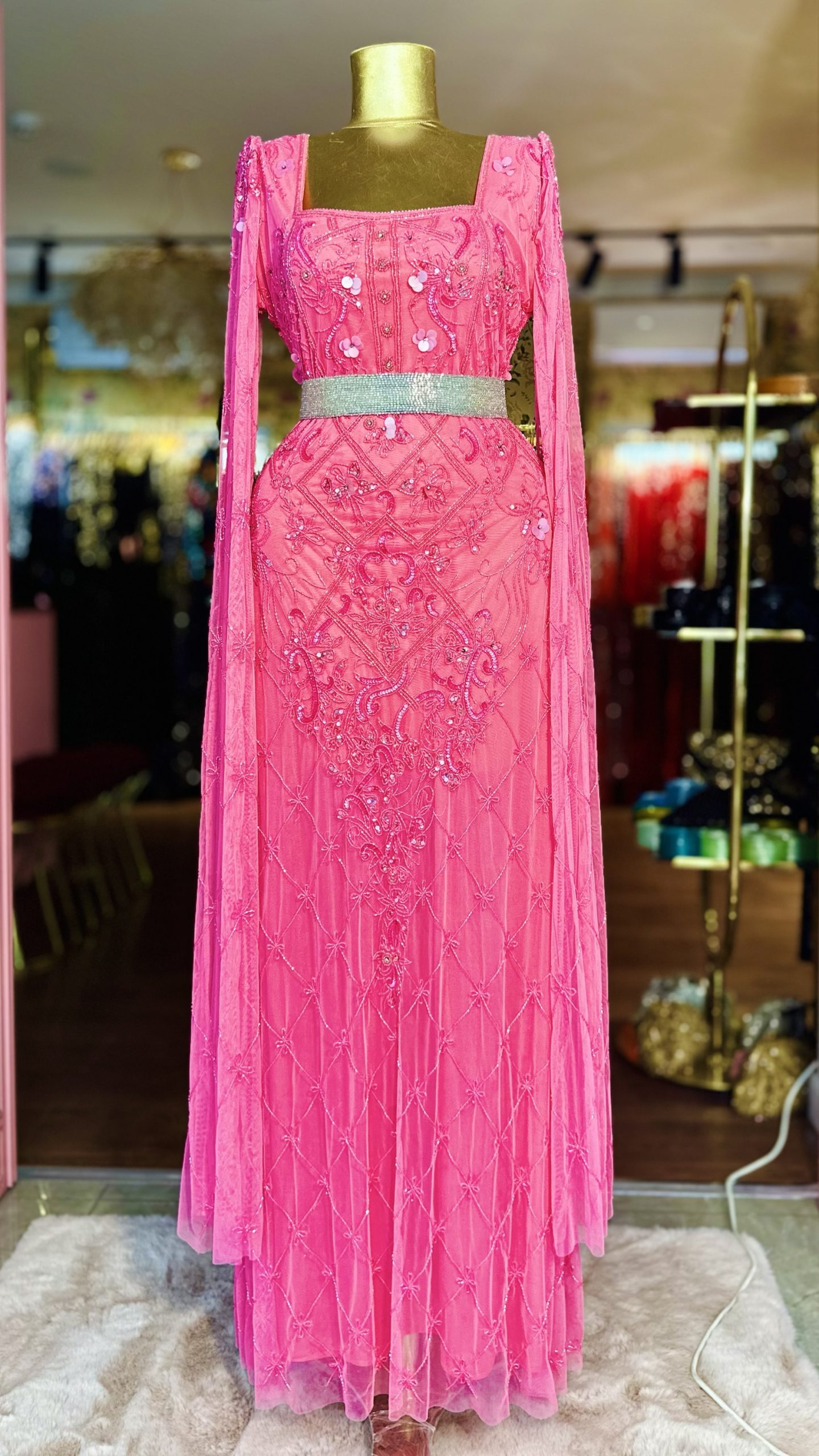 فستان شك خرز يدوي بالكامل بلون مميزة