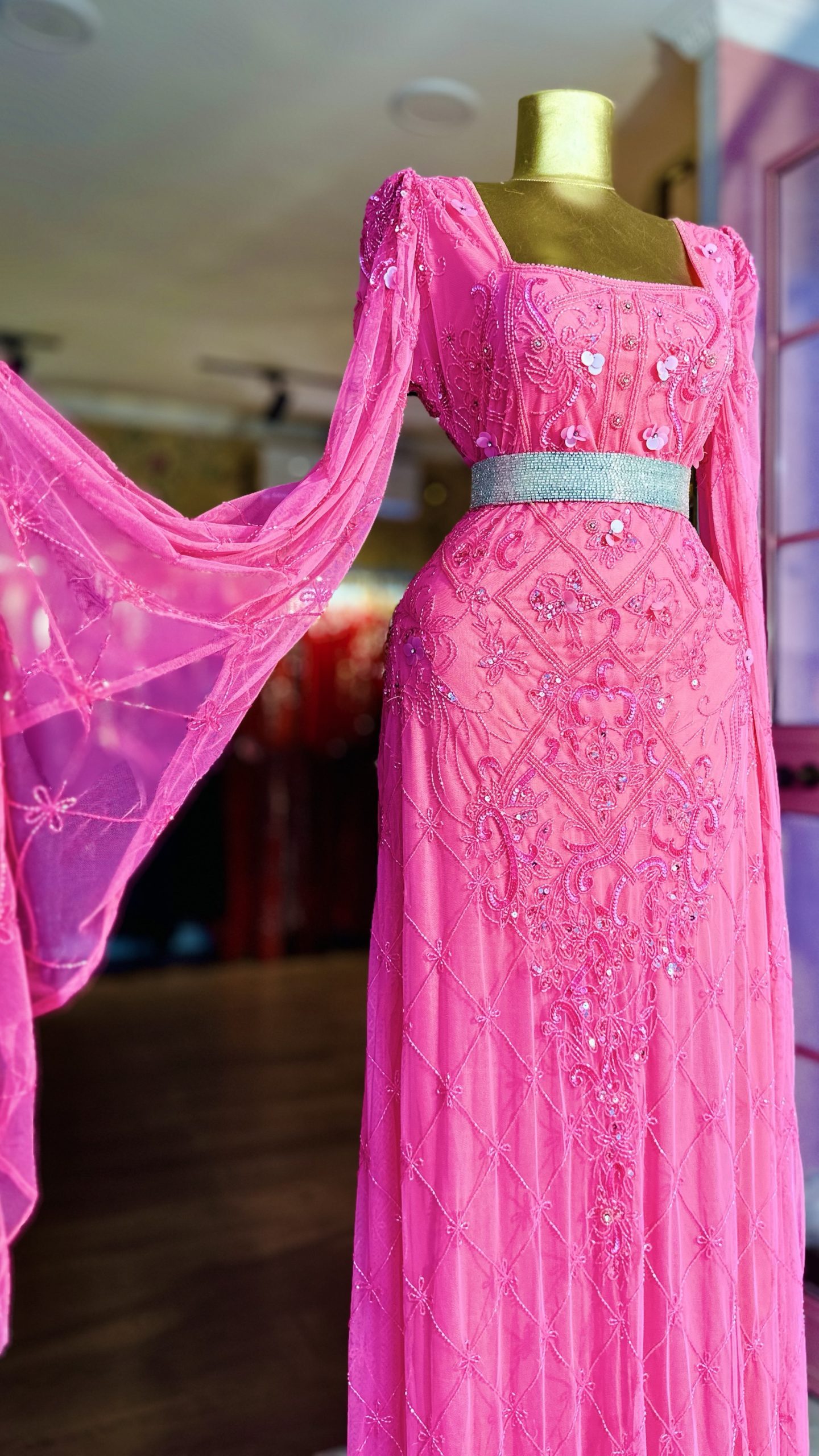 فستان شك خرز يدوي بالكامل بلون مميزة