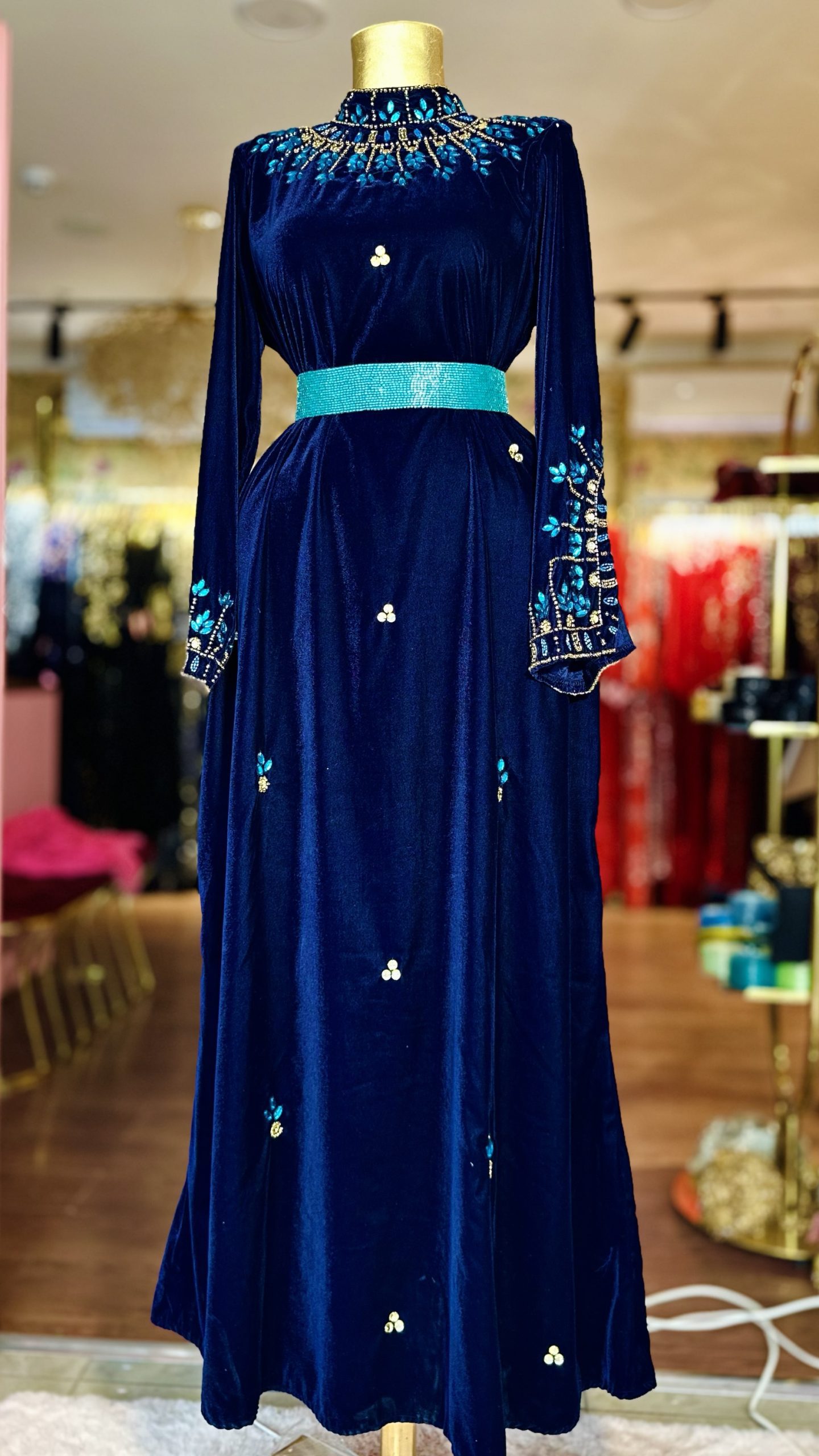 قفطان بلون الكحلي مع شك خرز