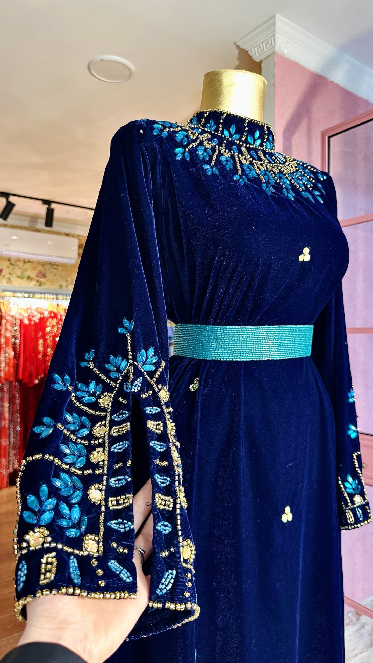 قفطان بلون الكحلي مع شك خرز