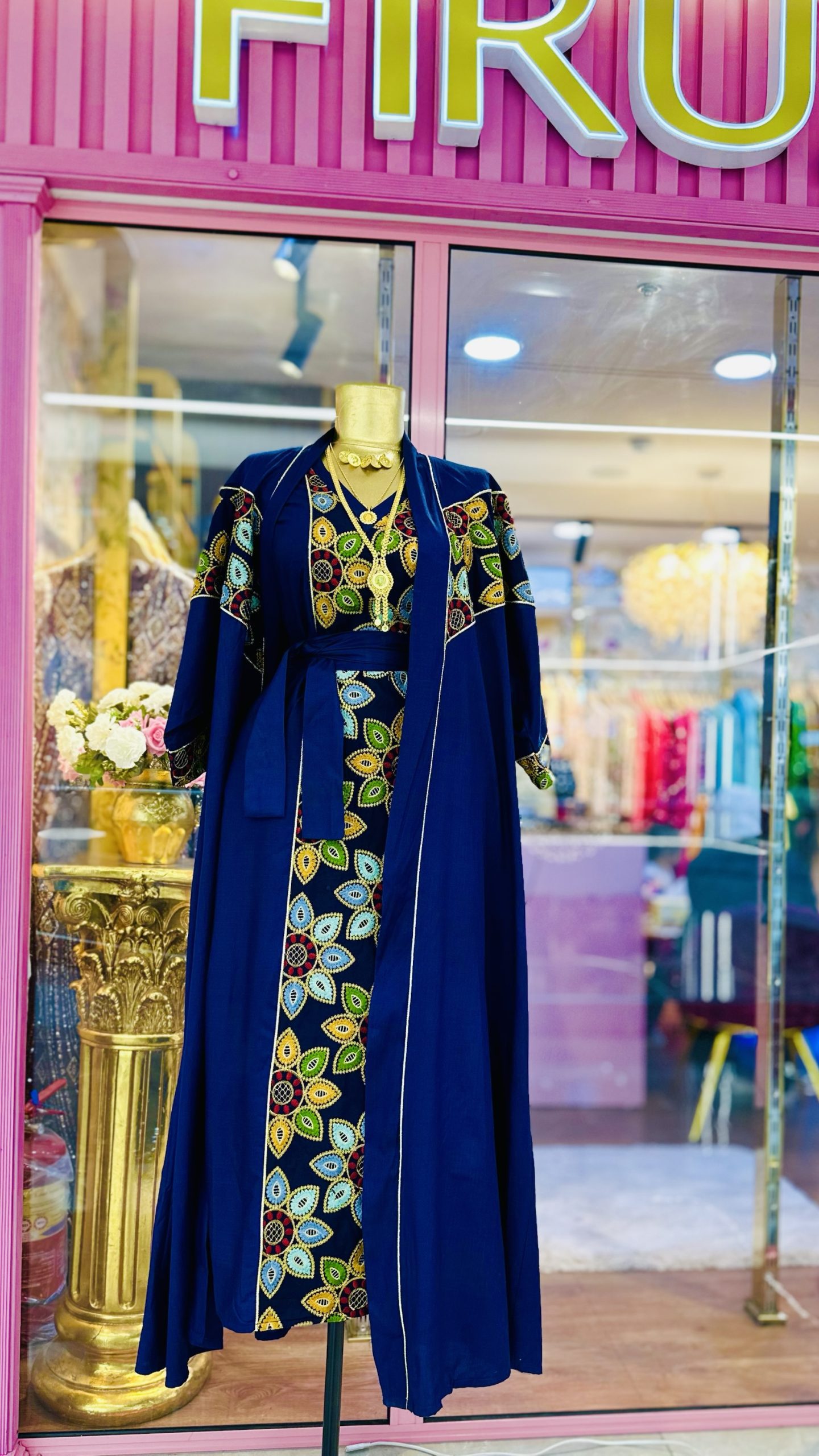 عباية باللون الكحلي