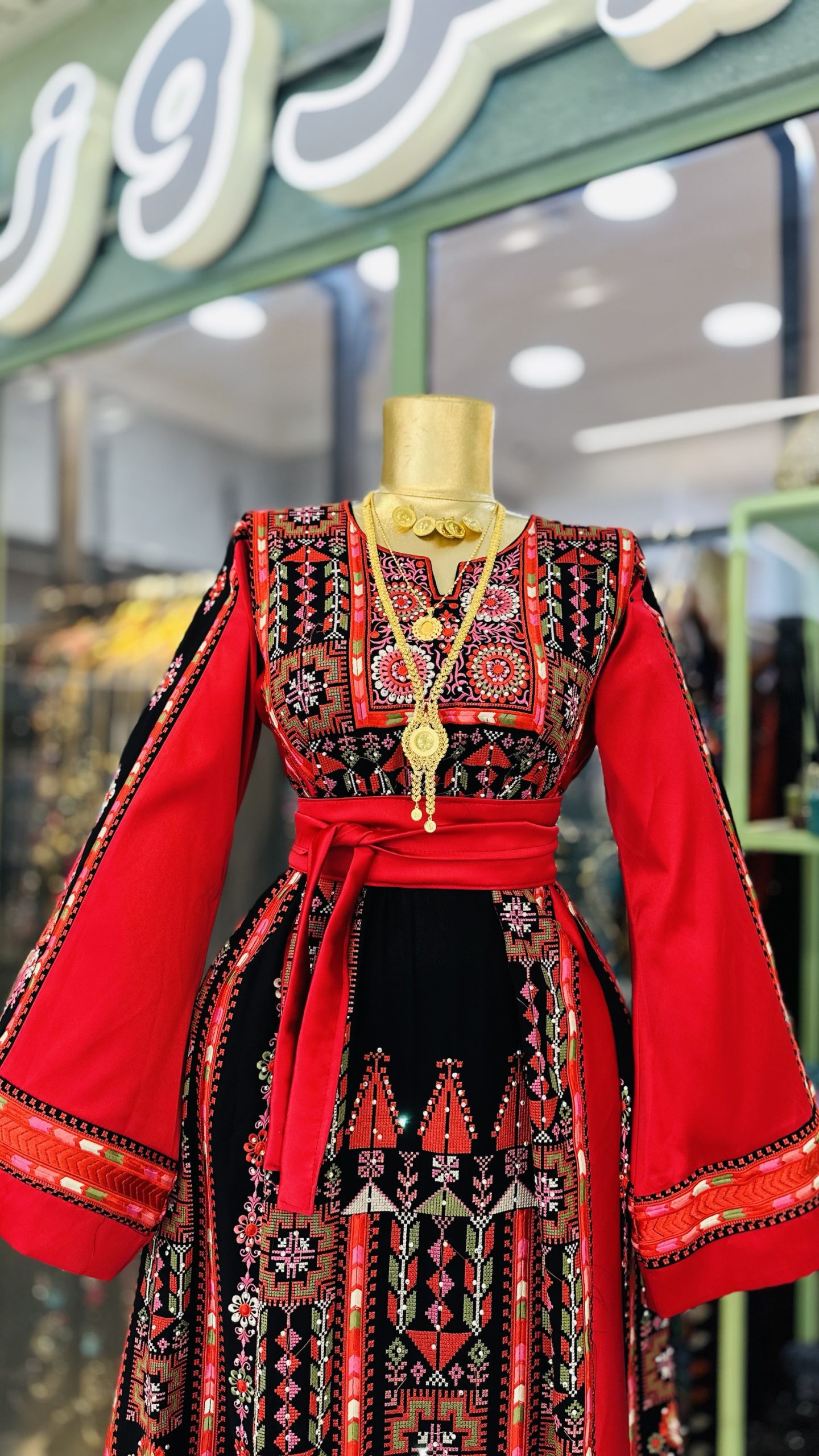 ثوب تراث باللون الاحمر والاسود