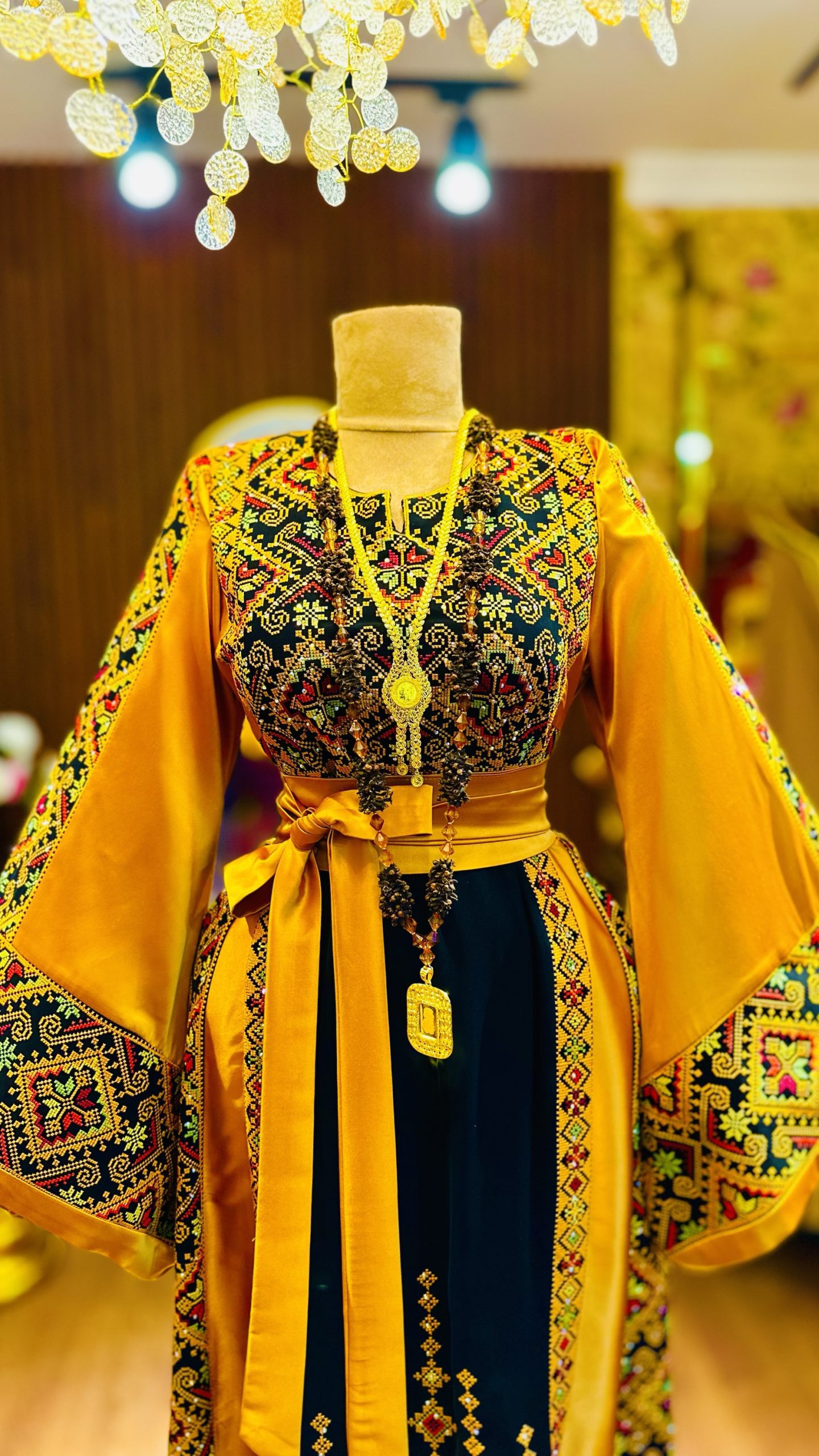 ثوب باللون الأصفر والأسود