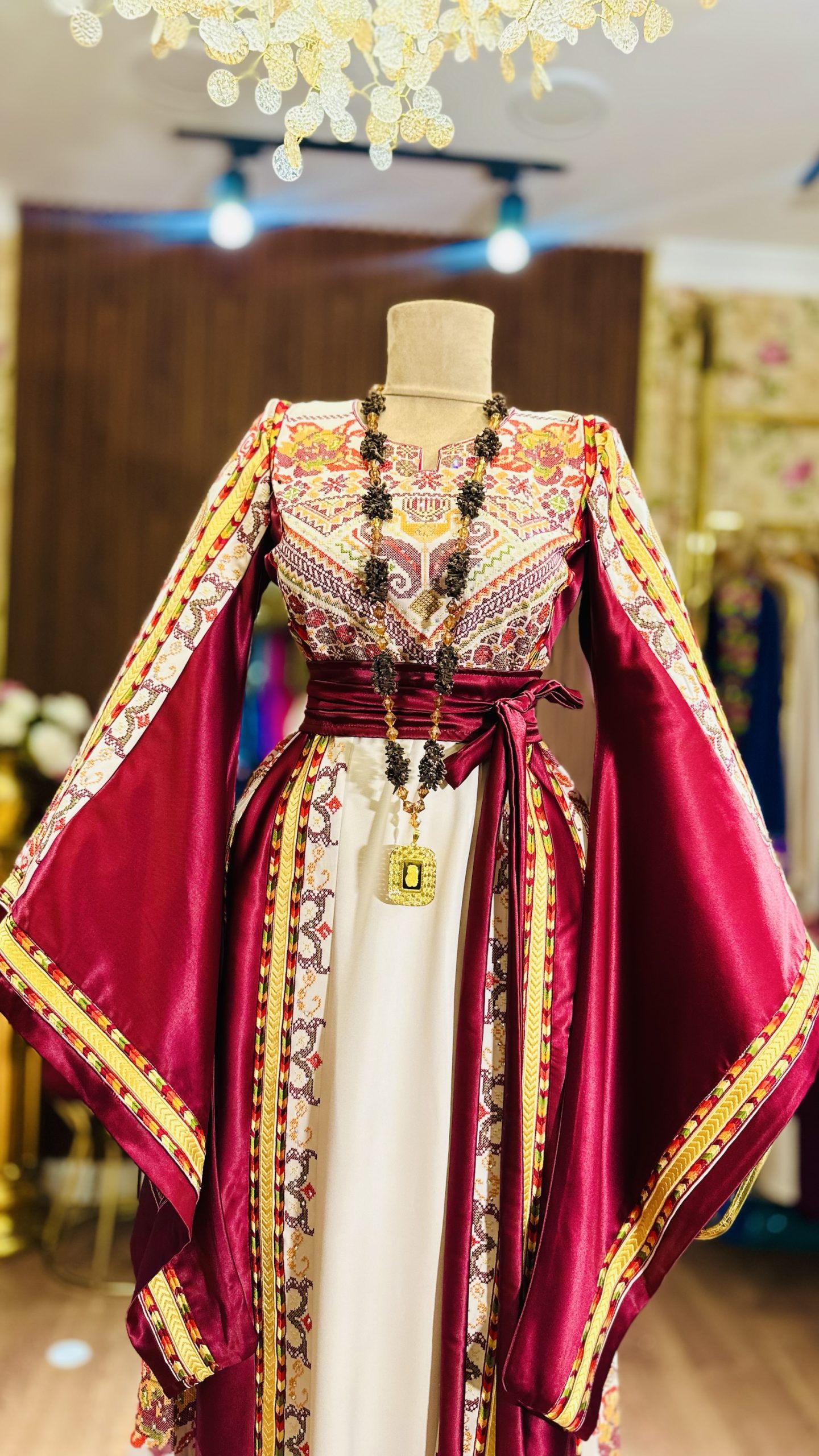 ثوب  بيج وخمري
