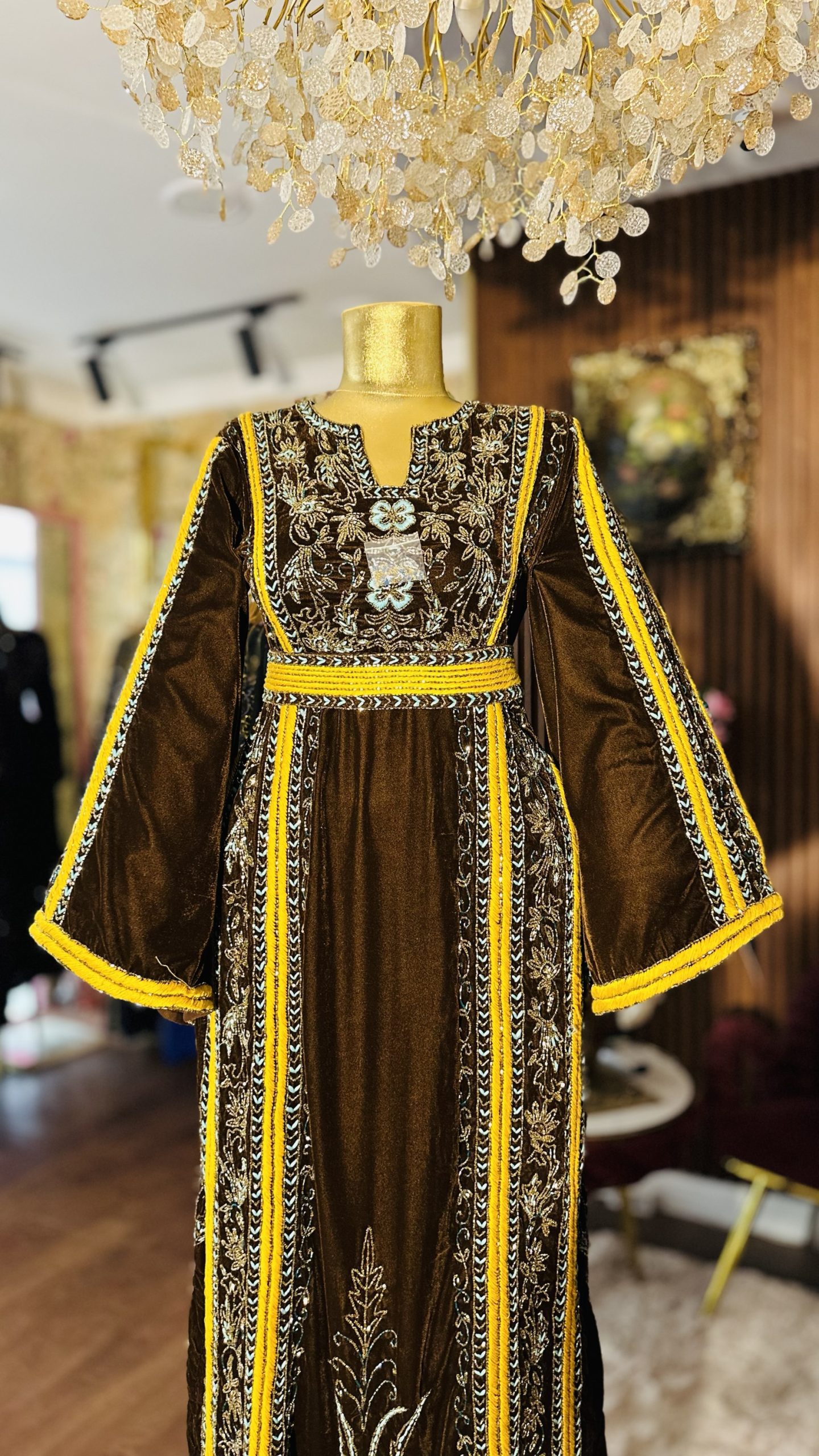 ثوب تراث شك خرز يدوي  باللون البني